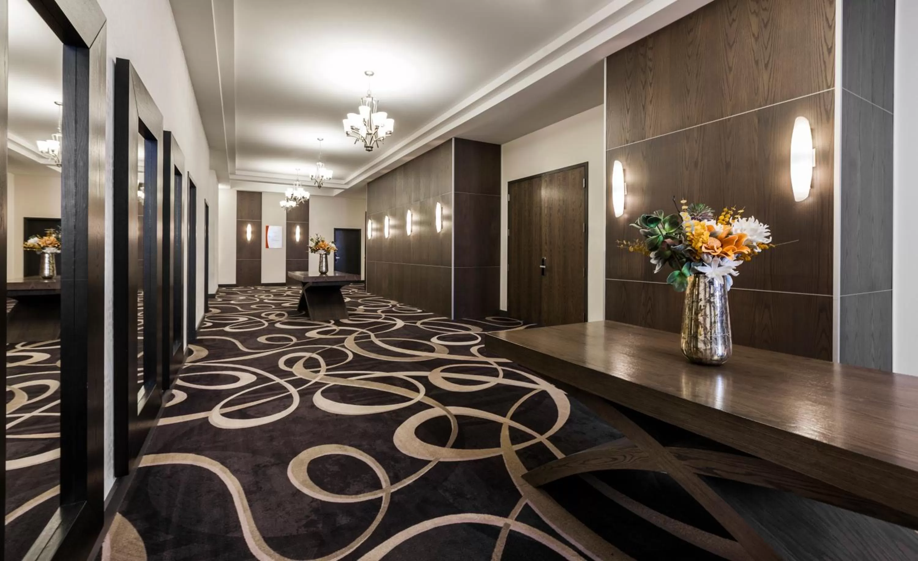 Lobby or reception in Imperia Hôtel et Suites Terrebonne