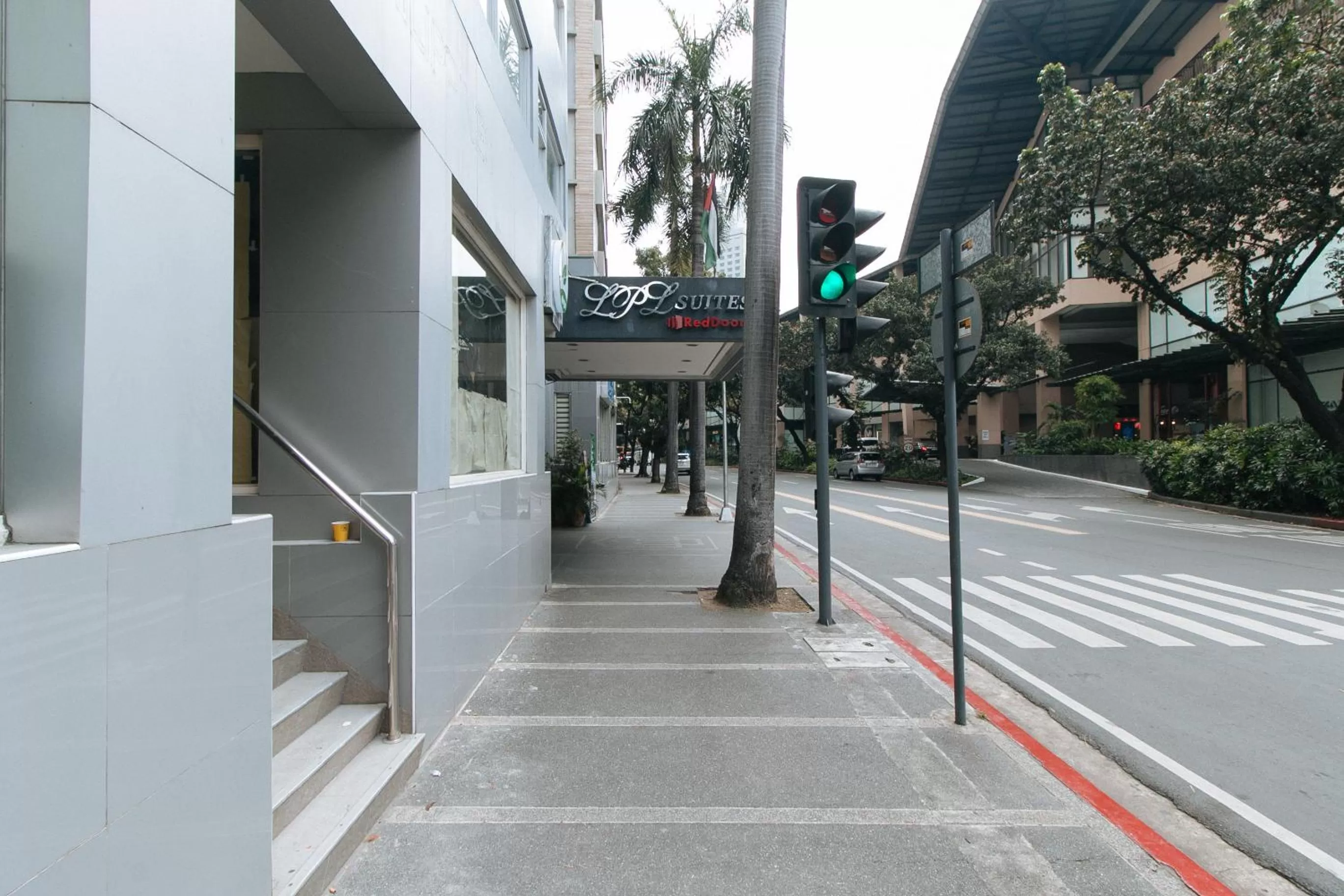 Facade/entrance in RedDoorz Premium near Greenbelt Makati - Vaccinated Staff