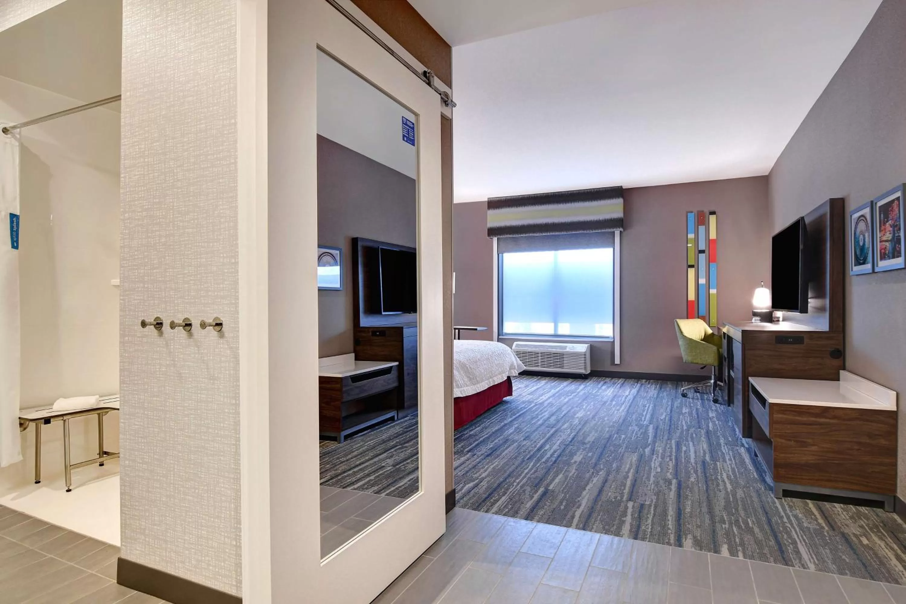 Bathroom, Bed in Hampton Inn & Suites Canal Winchester Columbus