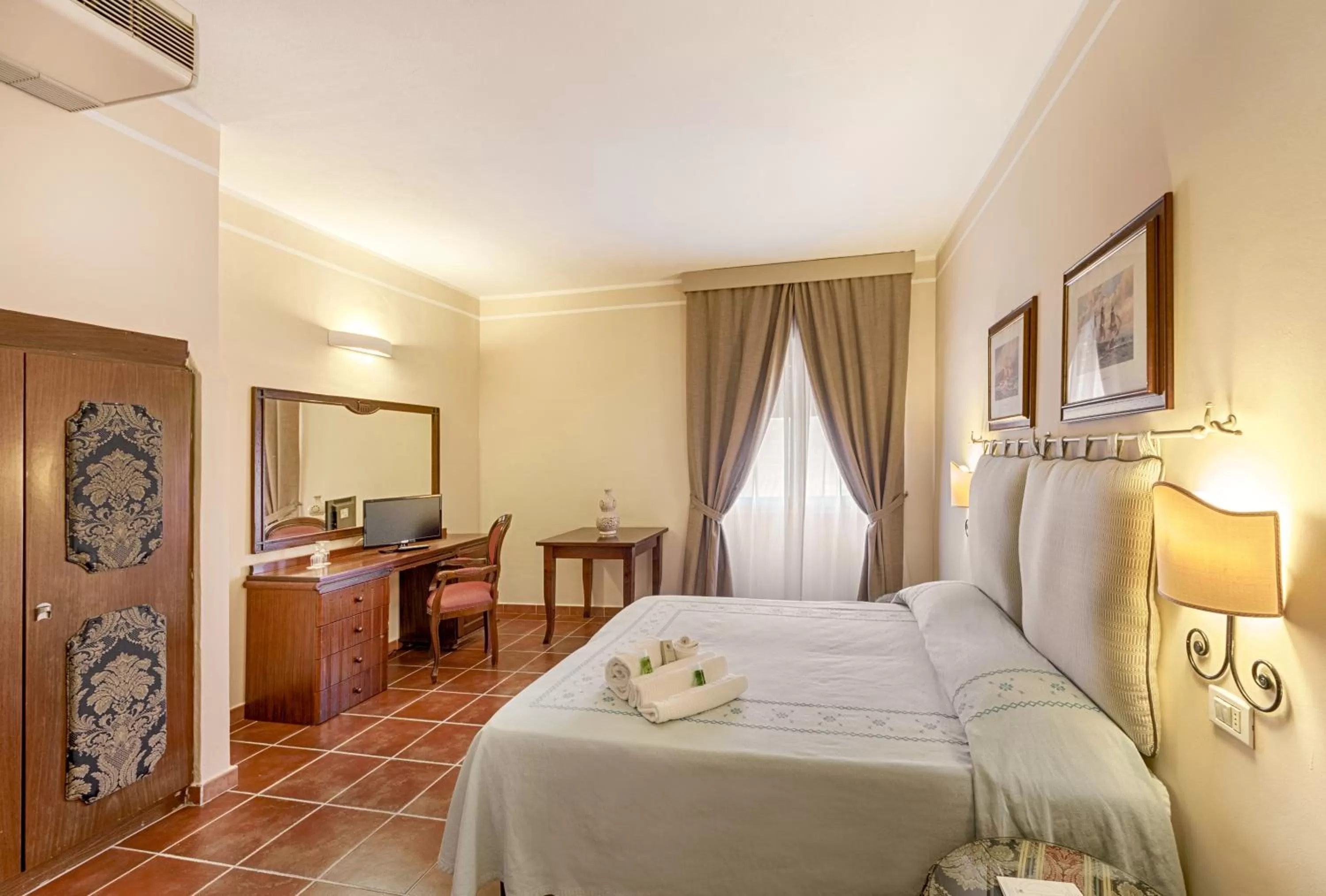 Photo of the whole room, Bed in Colonna Palace Hotel Mediterraneo