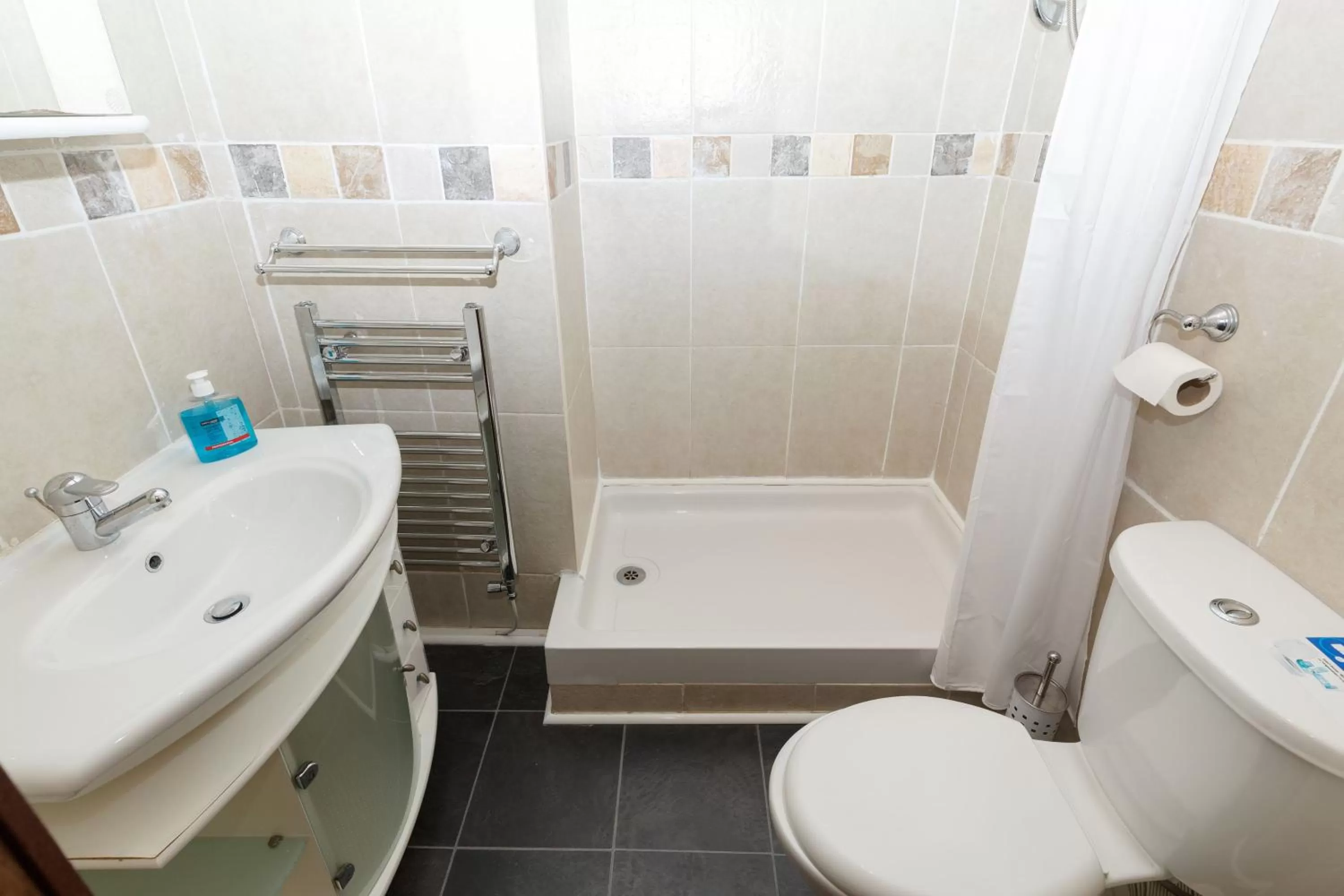 Shower in Castle Walk Bed & Breakfast