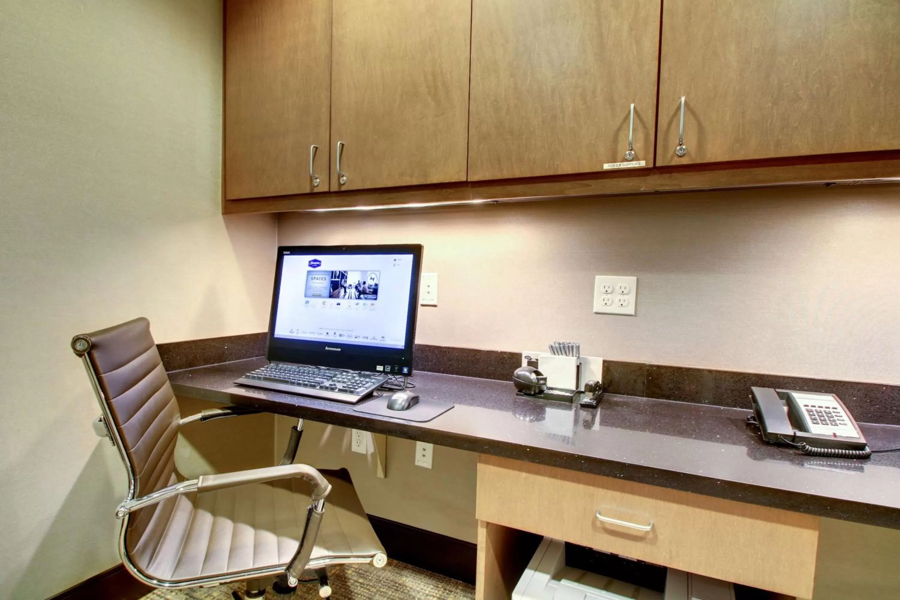 Business facilities in Hampton Inn & Suites Milwaukee West