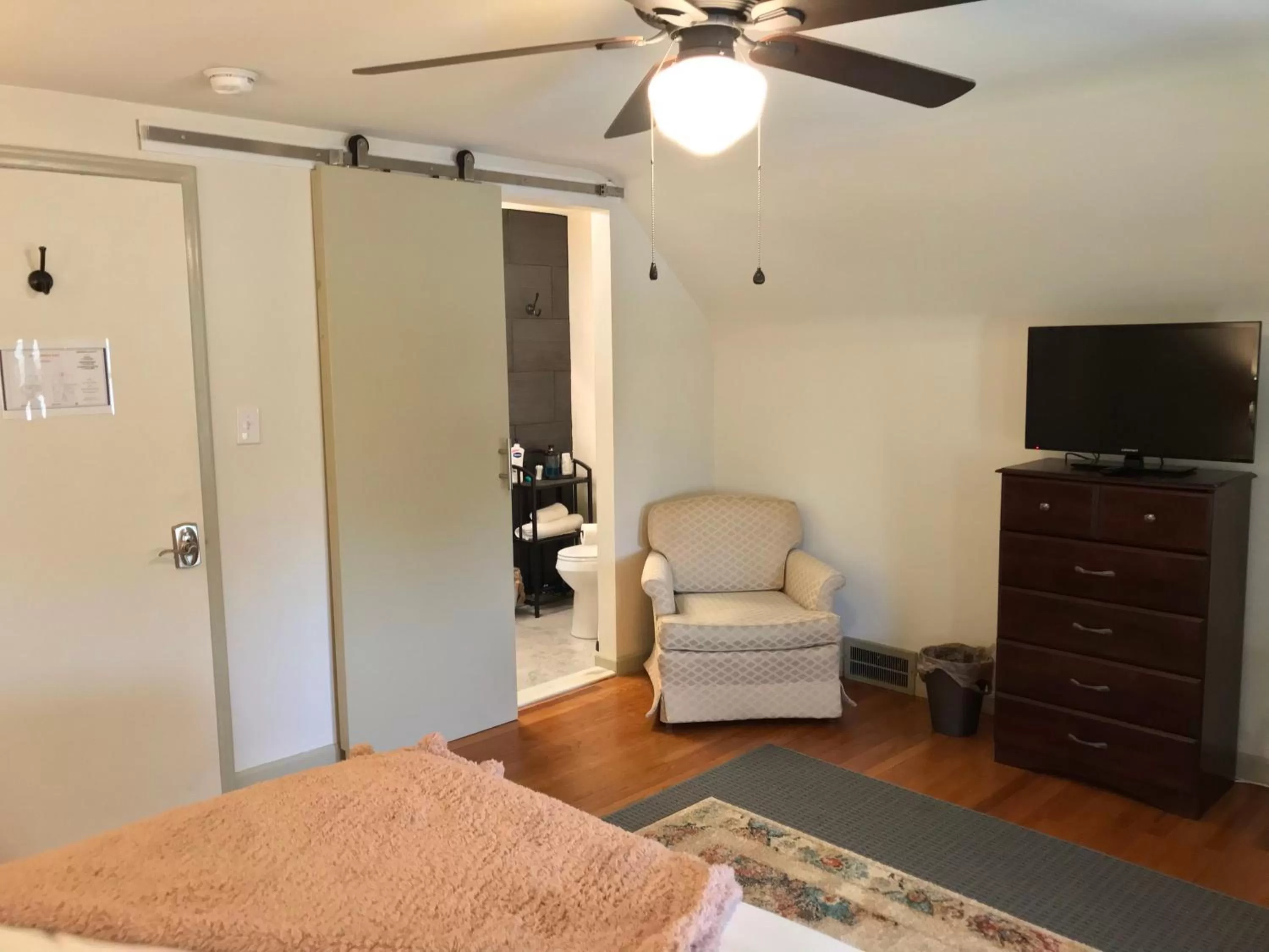 Bedroom, Seating Area in The Little Italy of Niagara Falls Bed & Breakfast