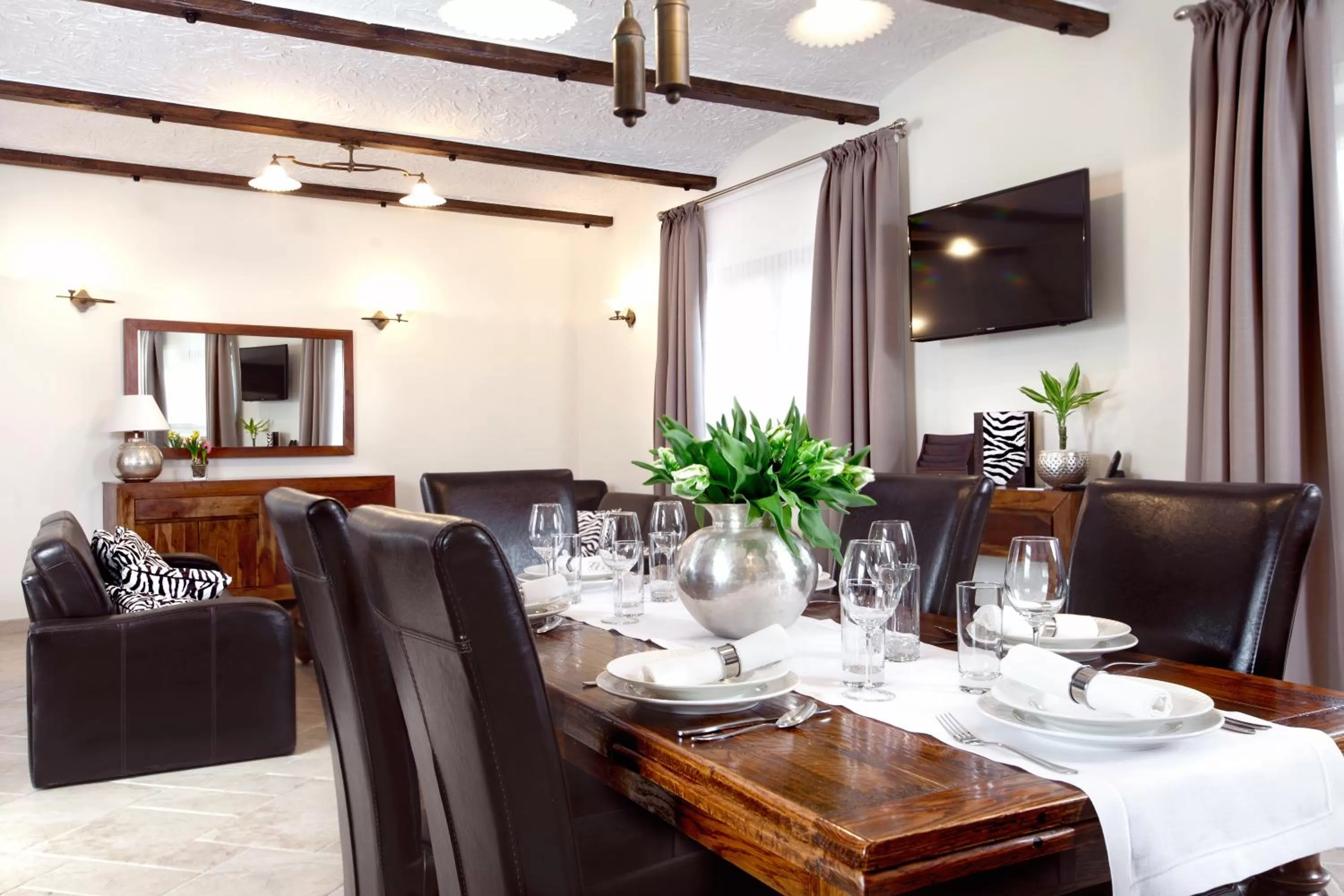 TV and multimedia, Restaurant/Places to Eat in Grape Hotel