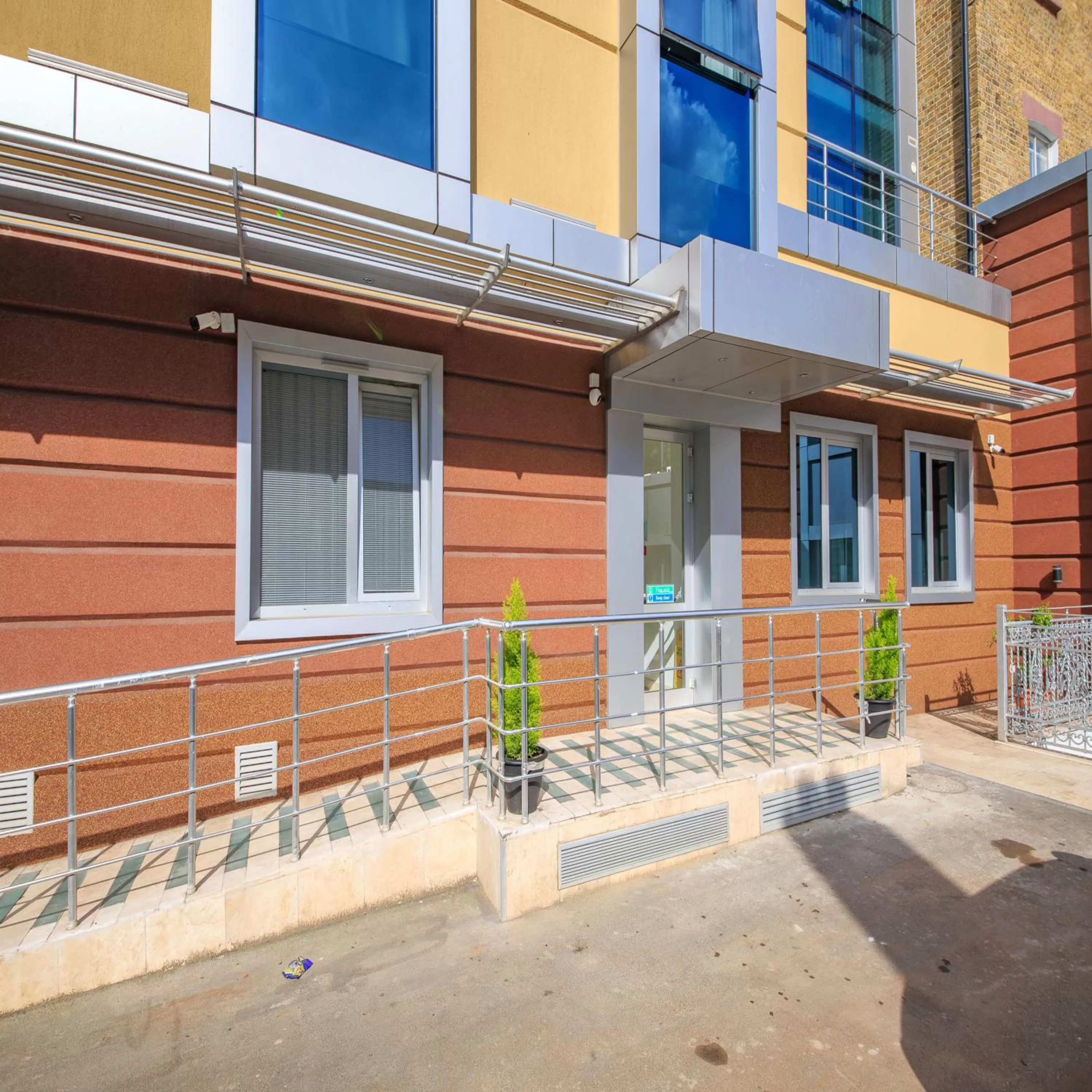 Facade/entrance in The Lion & Key Hotel