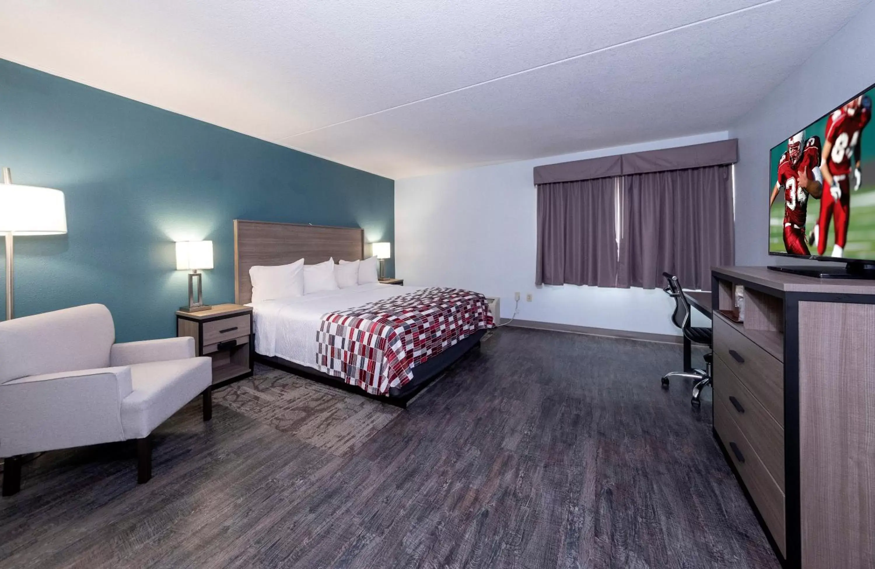 Superior King Room Disability Access Roll-In Shower Smoke Free in Red Roof Inn & Suites Wilmington – New Castle Superior King Room Disability Access Roll-In Shower Smoke Free in Red Roof Inn & Suites Wilmington – New Castle