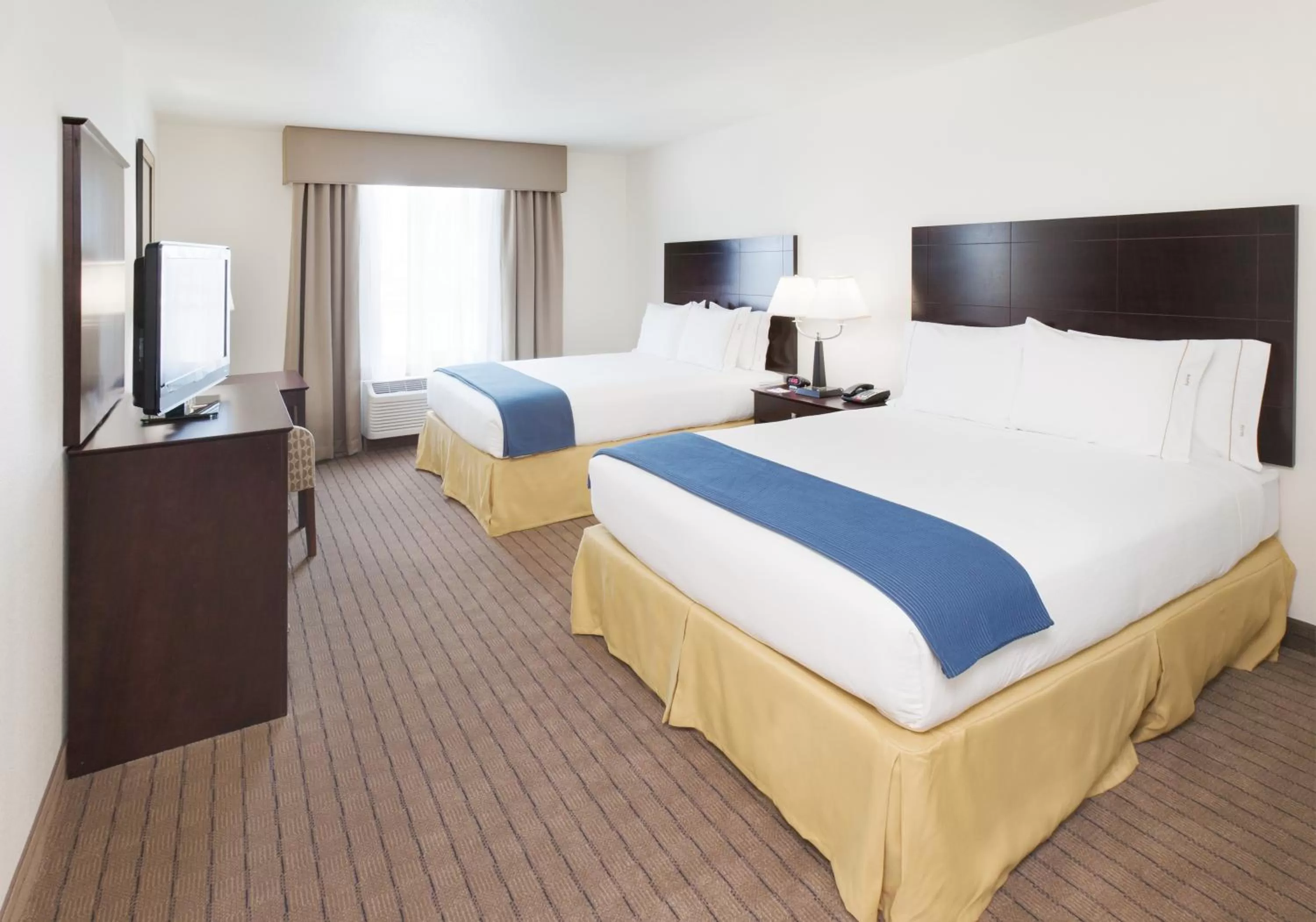 Bed in Holiday Inn Express & Suites - Omaha I - 80 by IHG