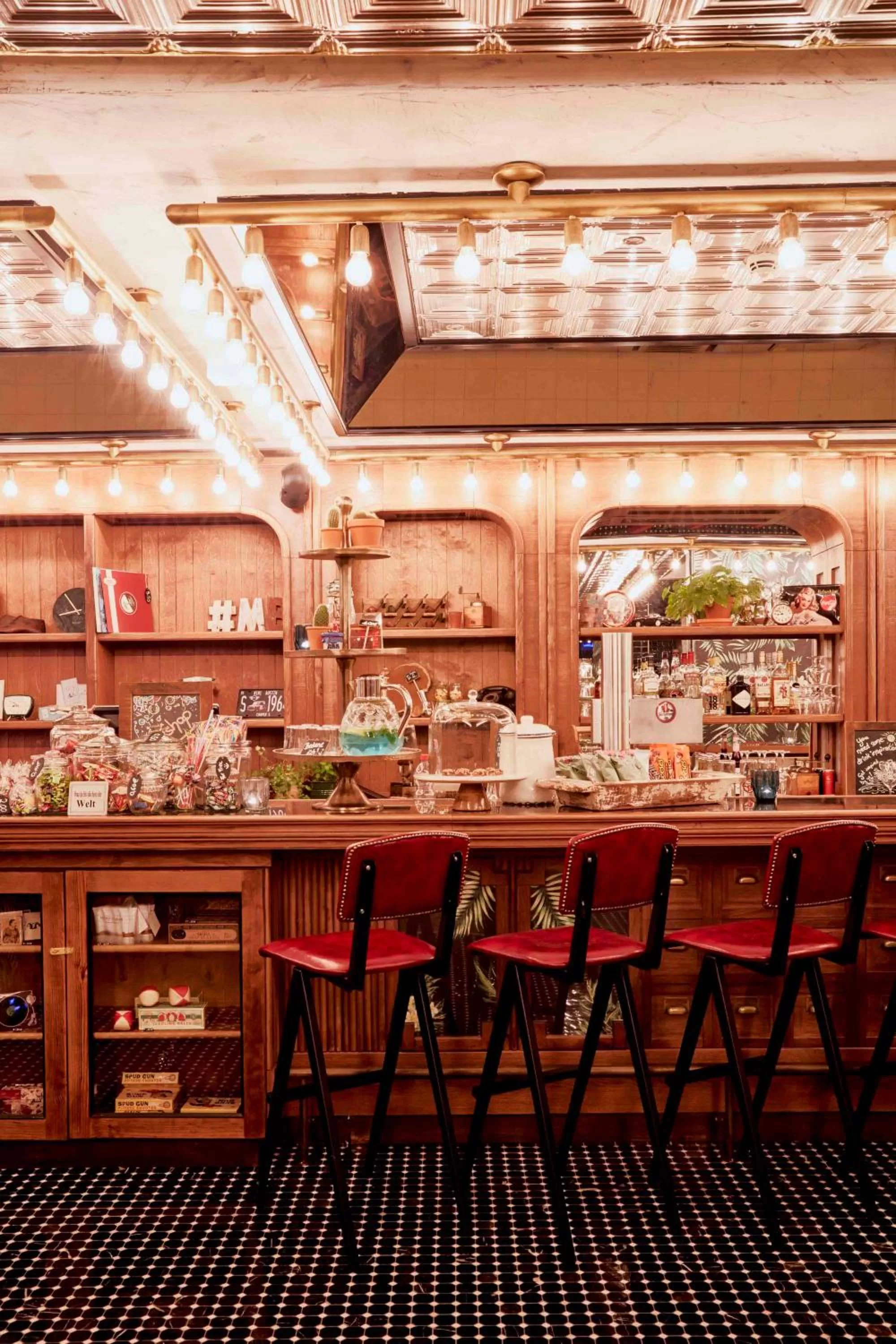 Lounge or bar in Max Brown Hotel Midtown, part of Sircle Collection