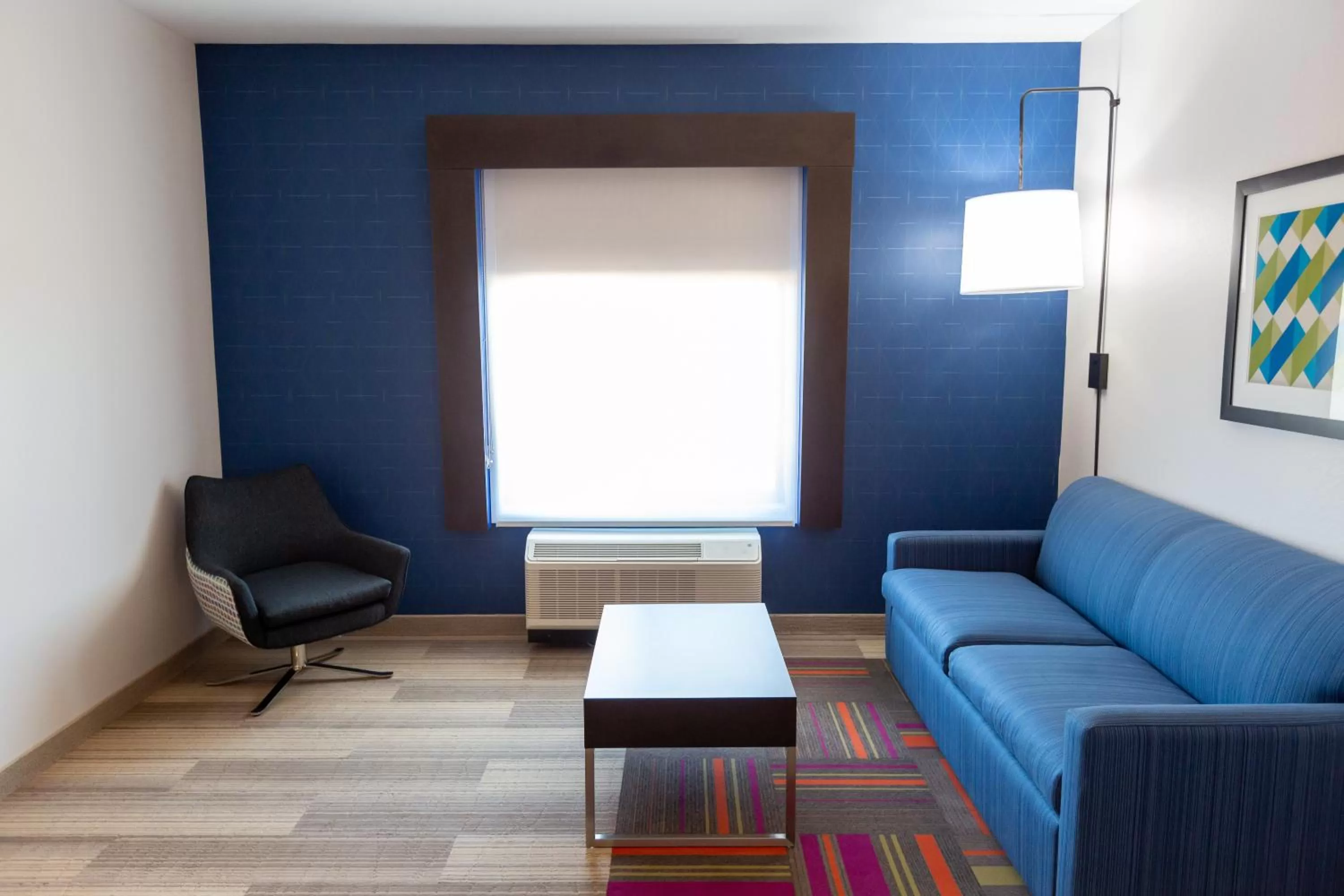 Photo of the whole room, Seating Area in Holiday Inn Express & Suites - Kingfisher, an IHG Hotel