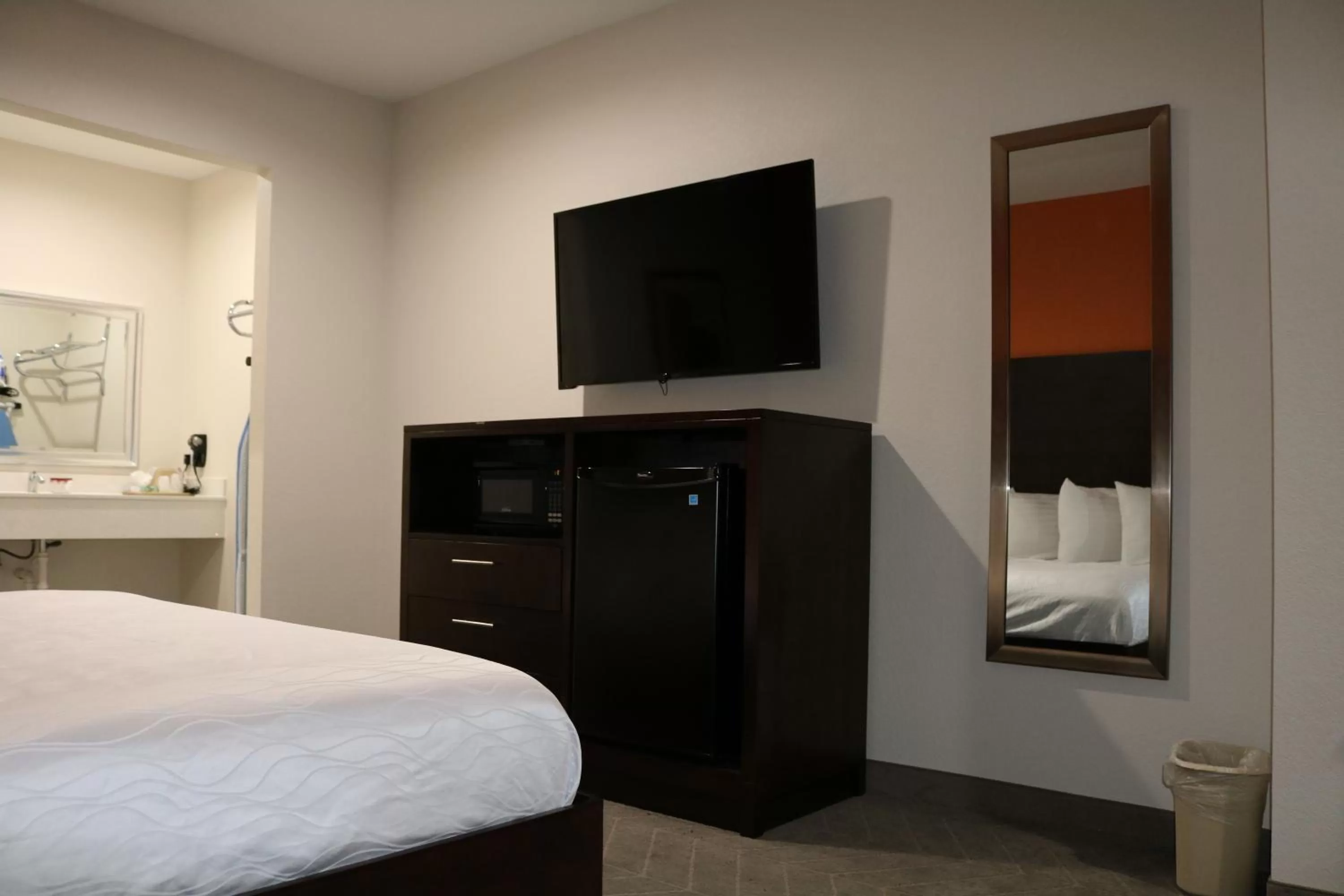 TV and multimedia, Bed in Scottish Inn & Suites - IAH Airport