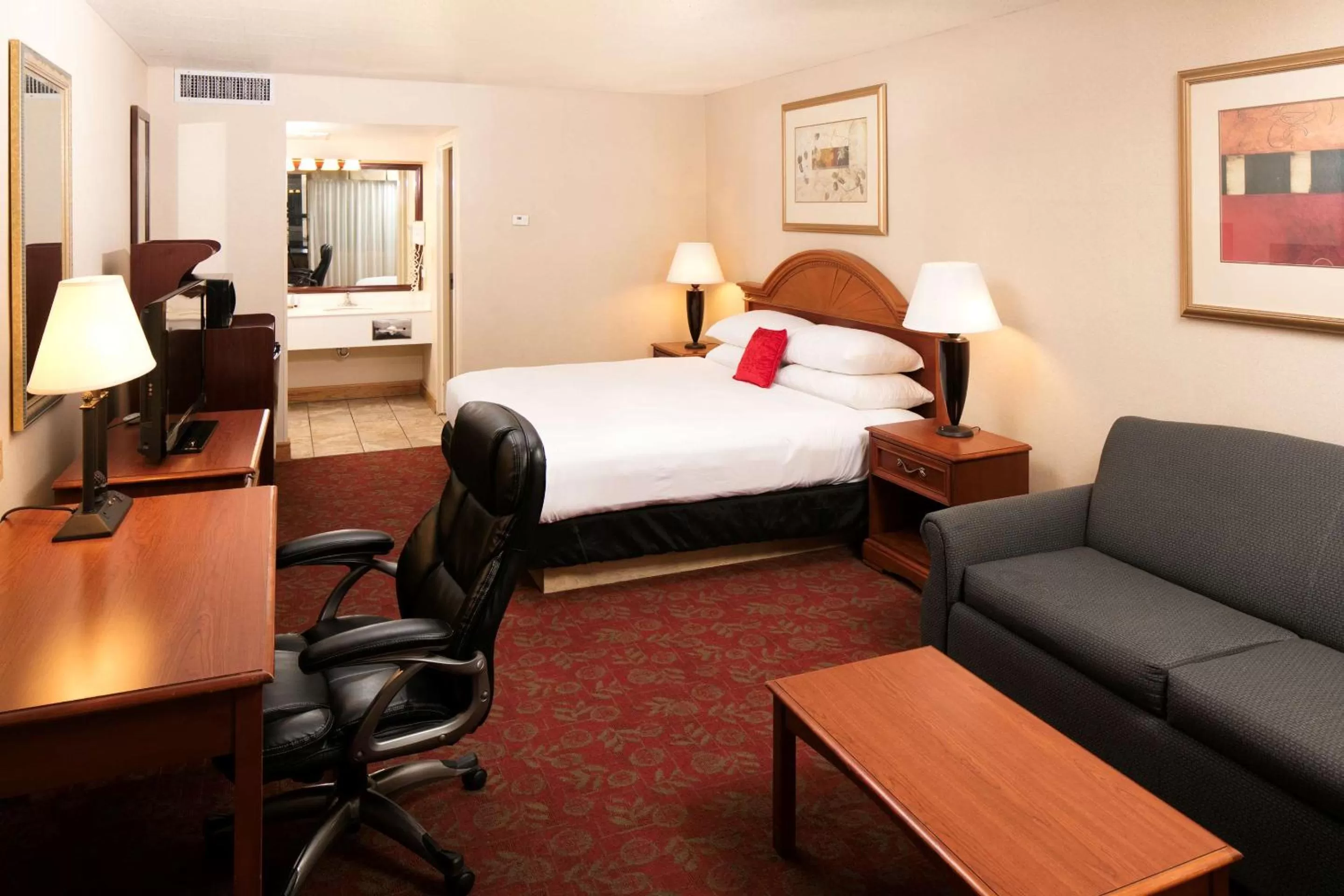 Photo of the whole room, Bed in Red Lion Hotel and Conference Center St. George