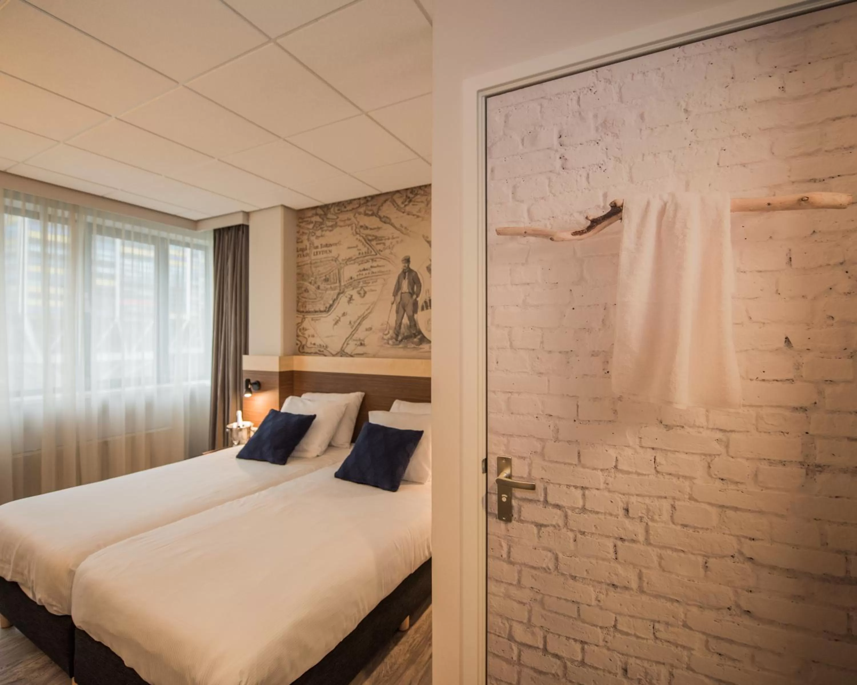 Bathroom, Bed in Tulip Inn Leiden Centre