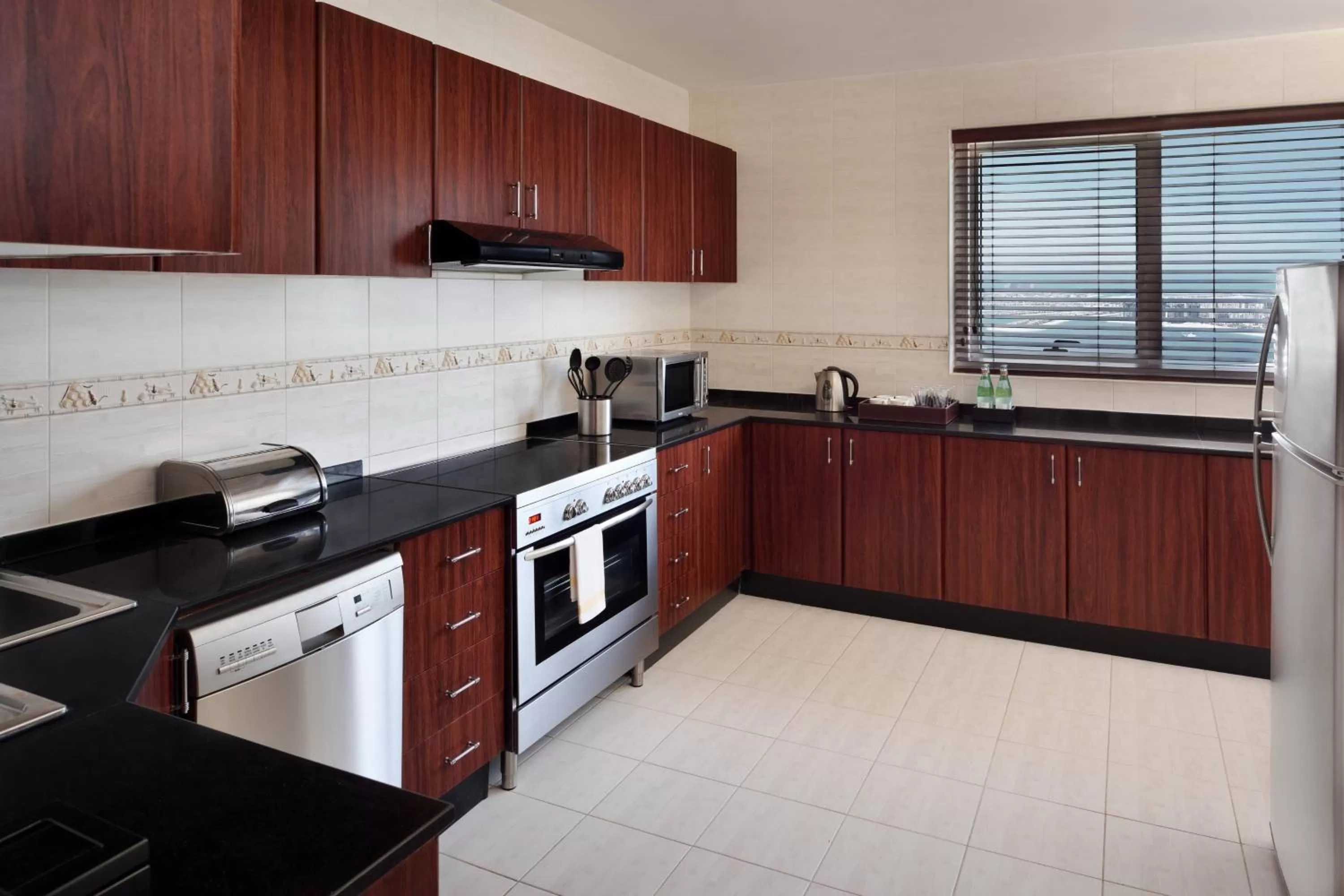 Kitchen or kitchenette in Dubai Marriott Harbour Hotel And Suites