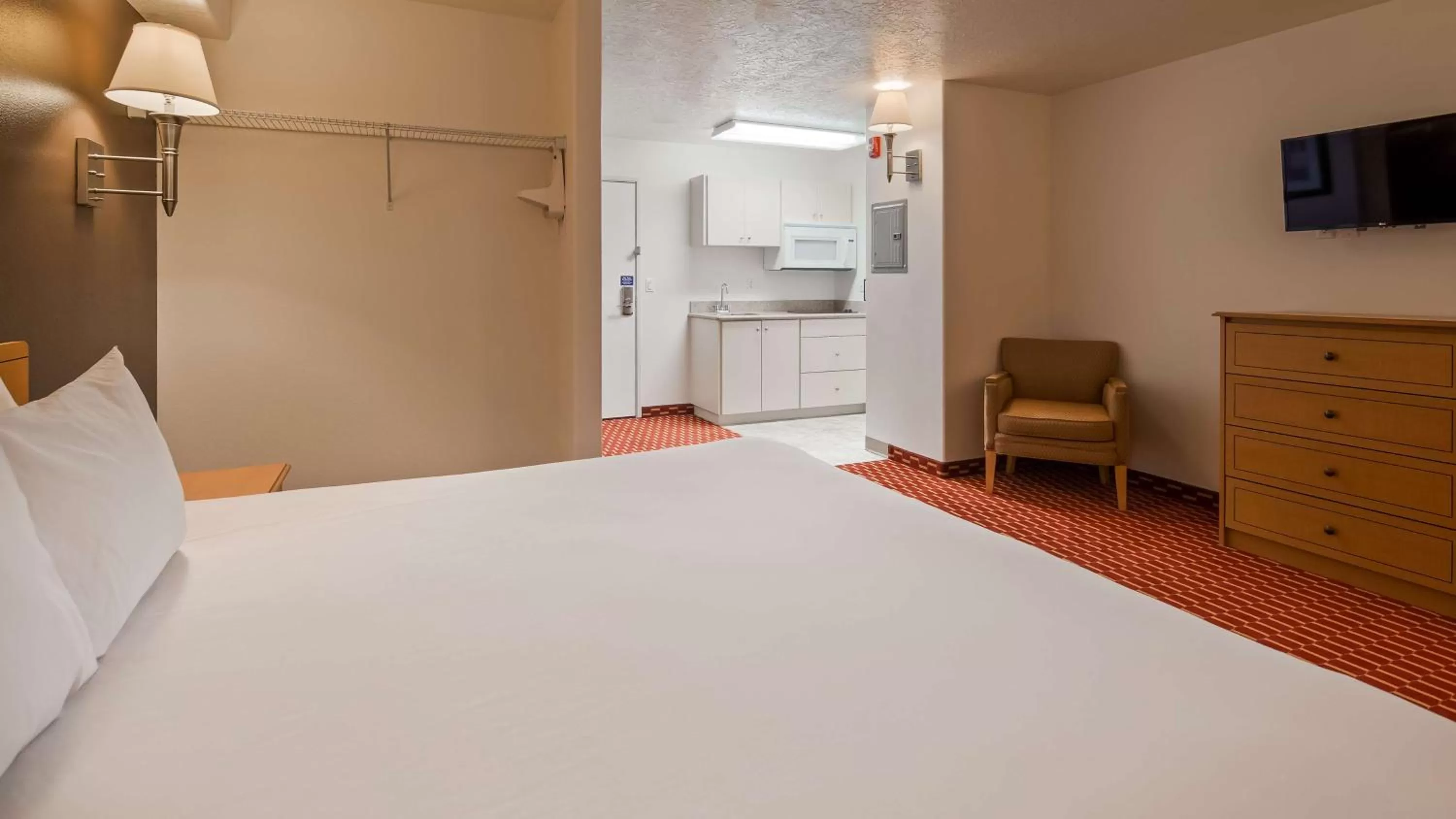 Photo of the whole room, Bed in SureStay Plus Hotel by Best Western Vernal