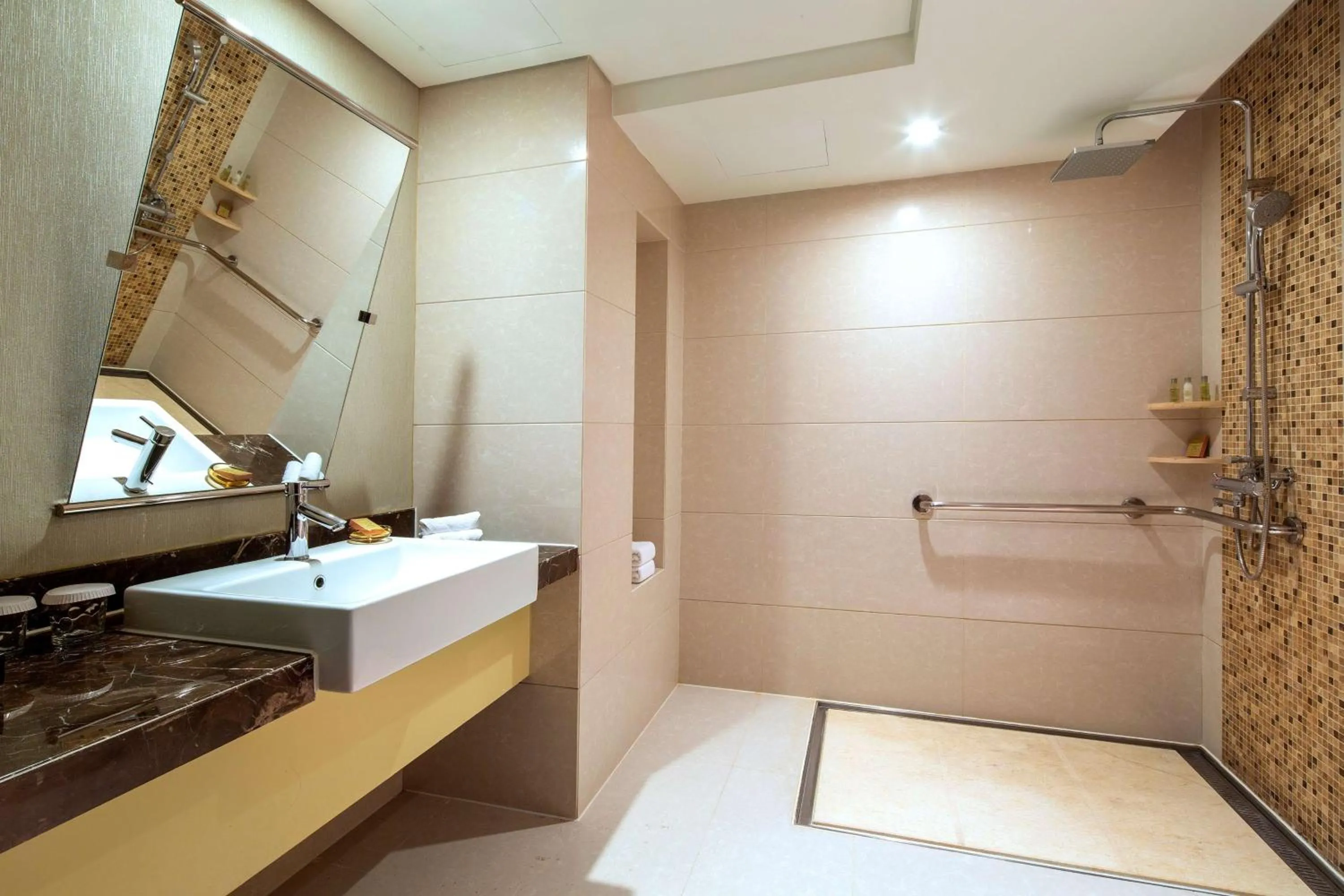 Bathroom in DoubleTree by Hilton Chongqing - Guanyinqiao railway station