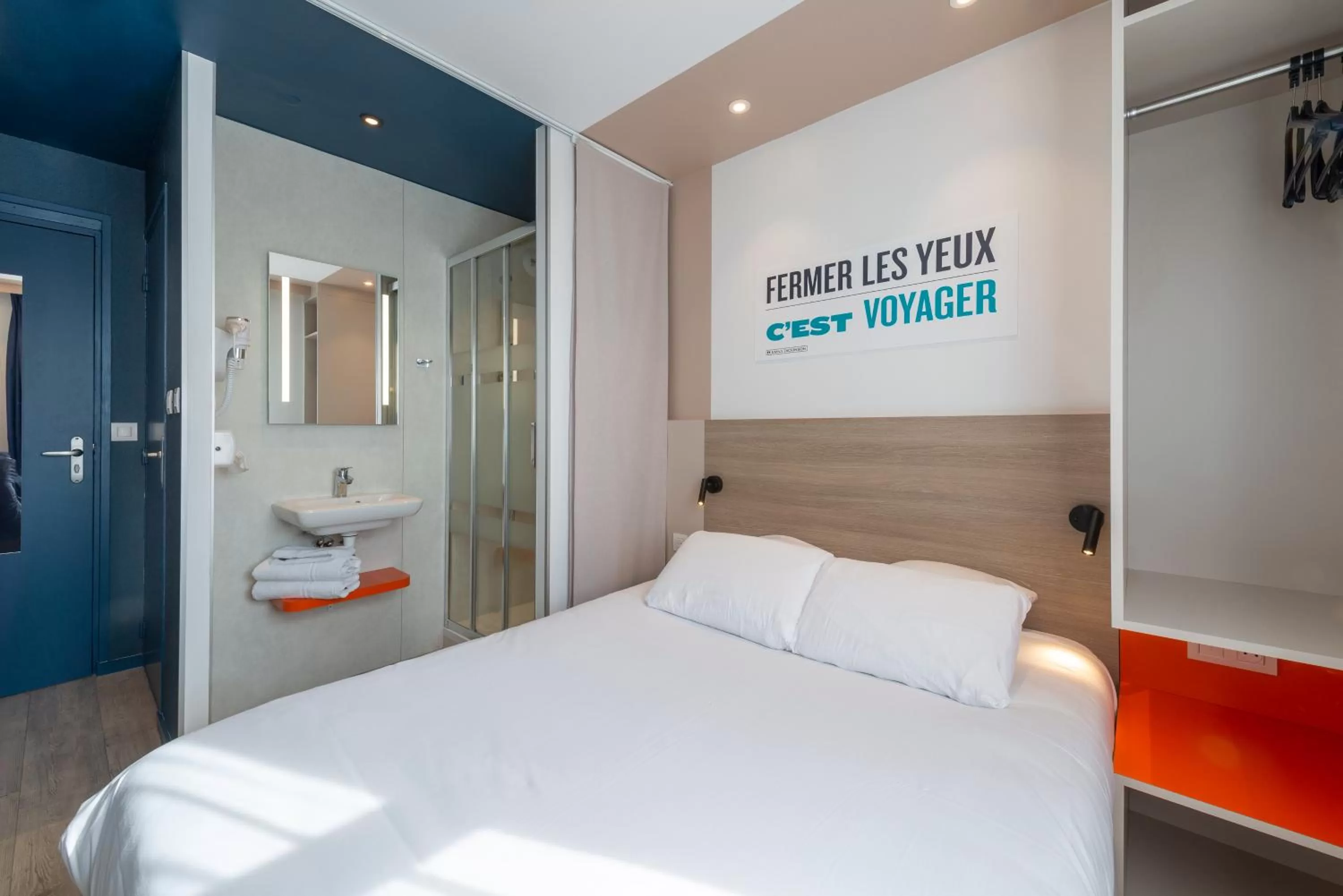 Bed in Kyriad Hôtel La Fleche