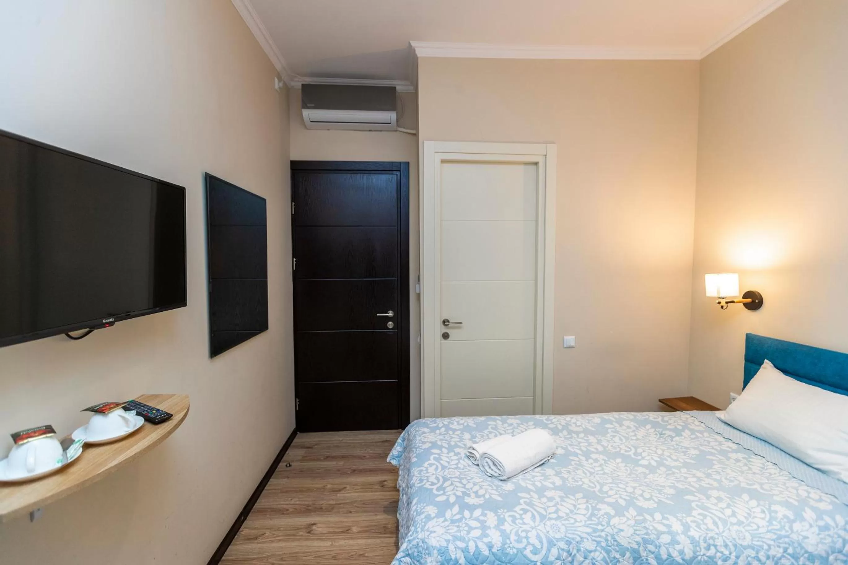 Bed, TV/Entertainment Center in Hotello