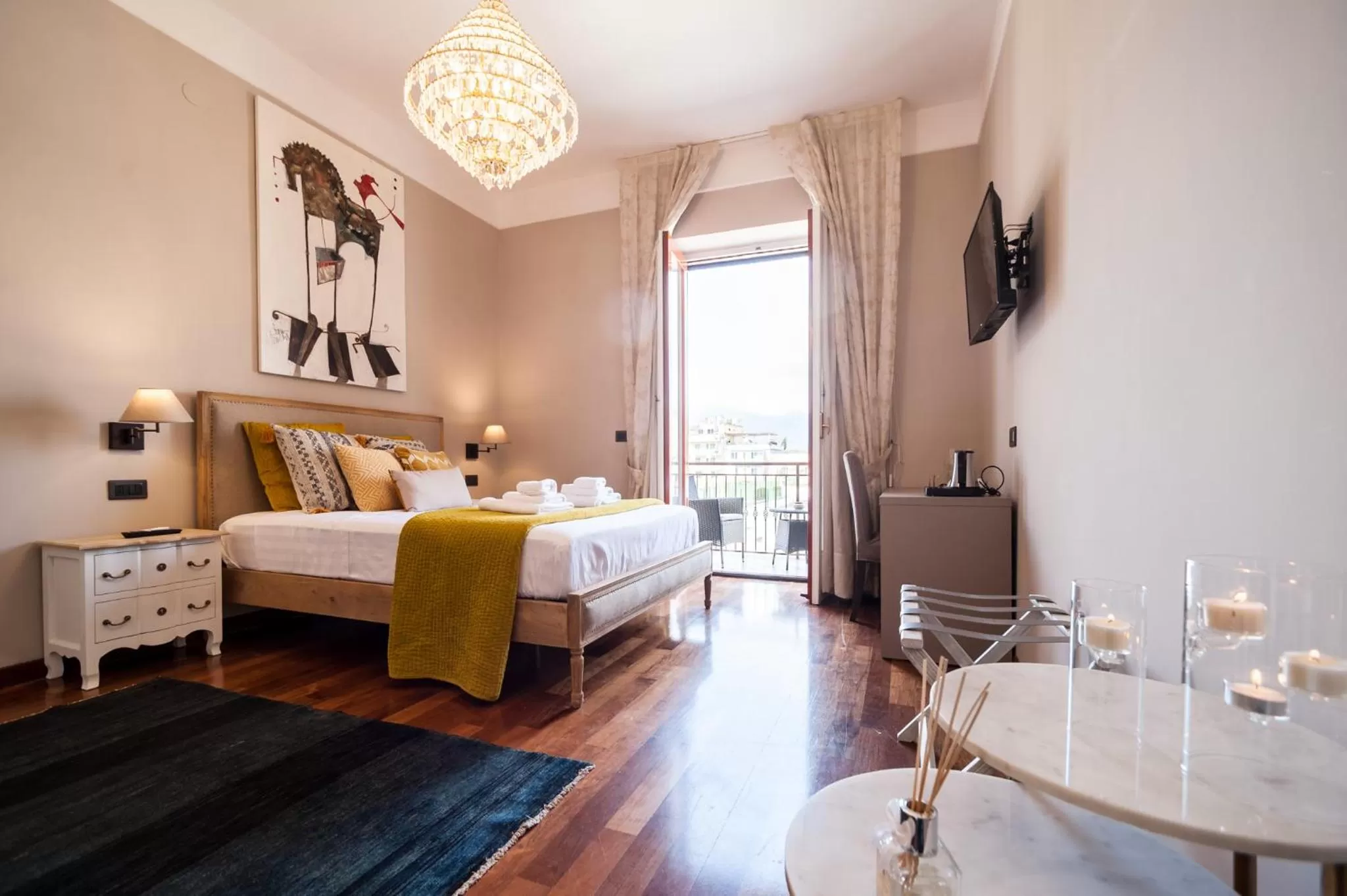 Shower, Bed in Dream House Pompei