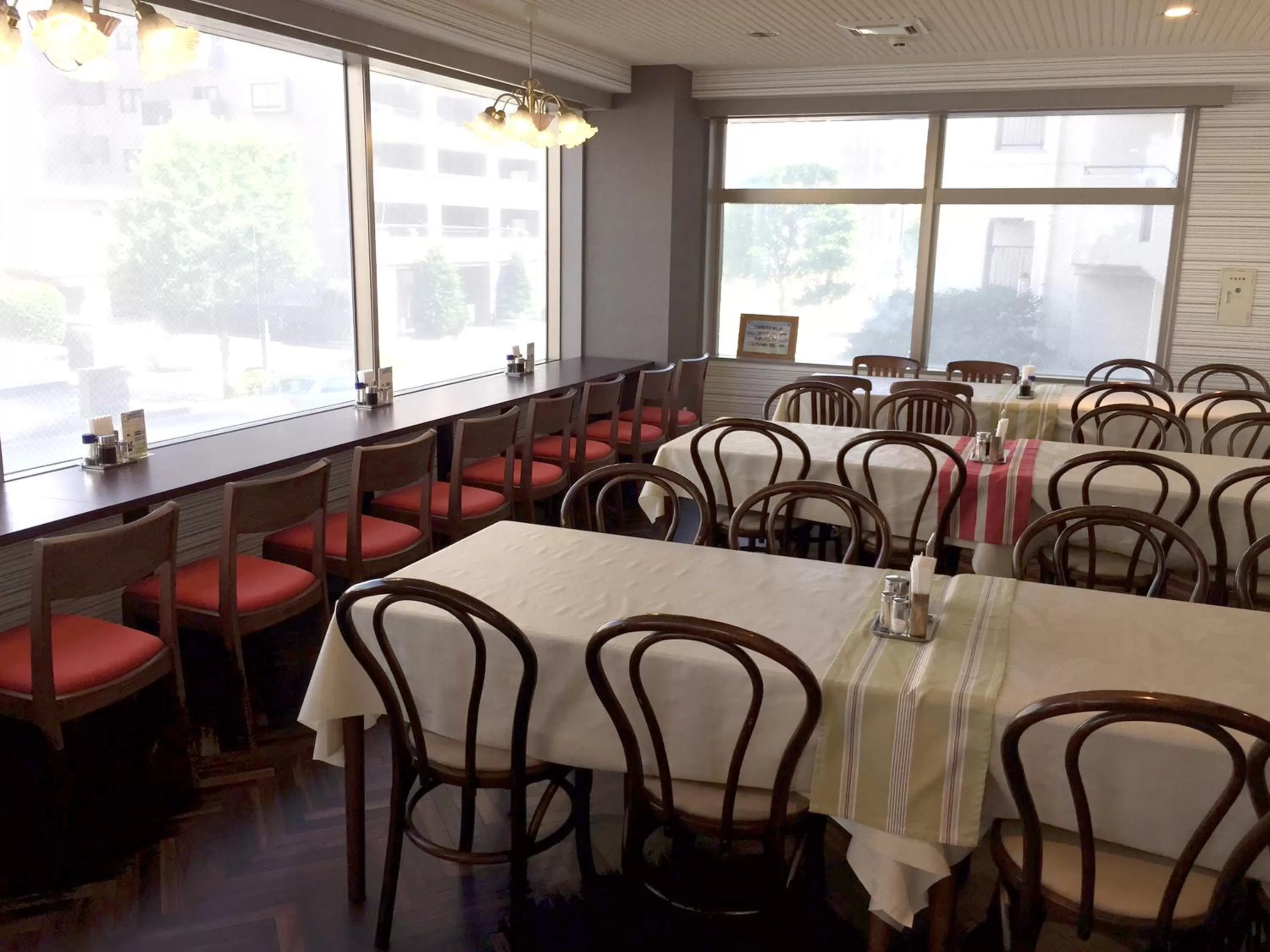 Restaurant/places to eat in Hotel Green Line