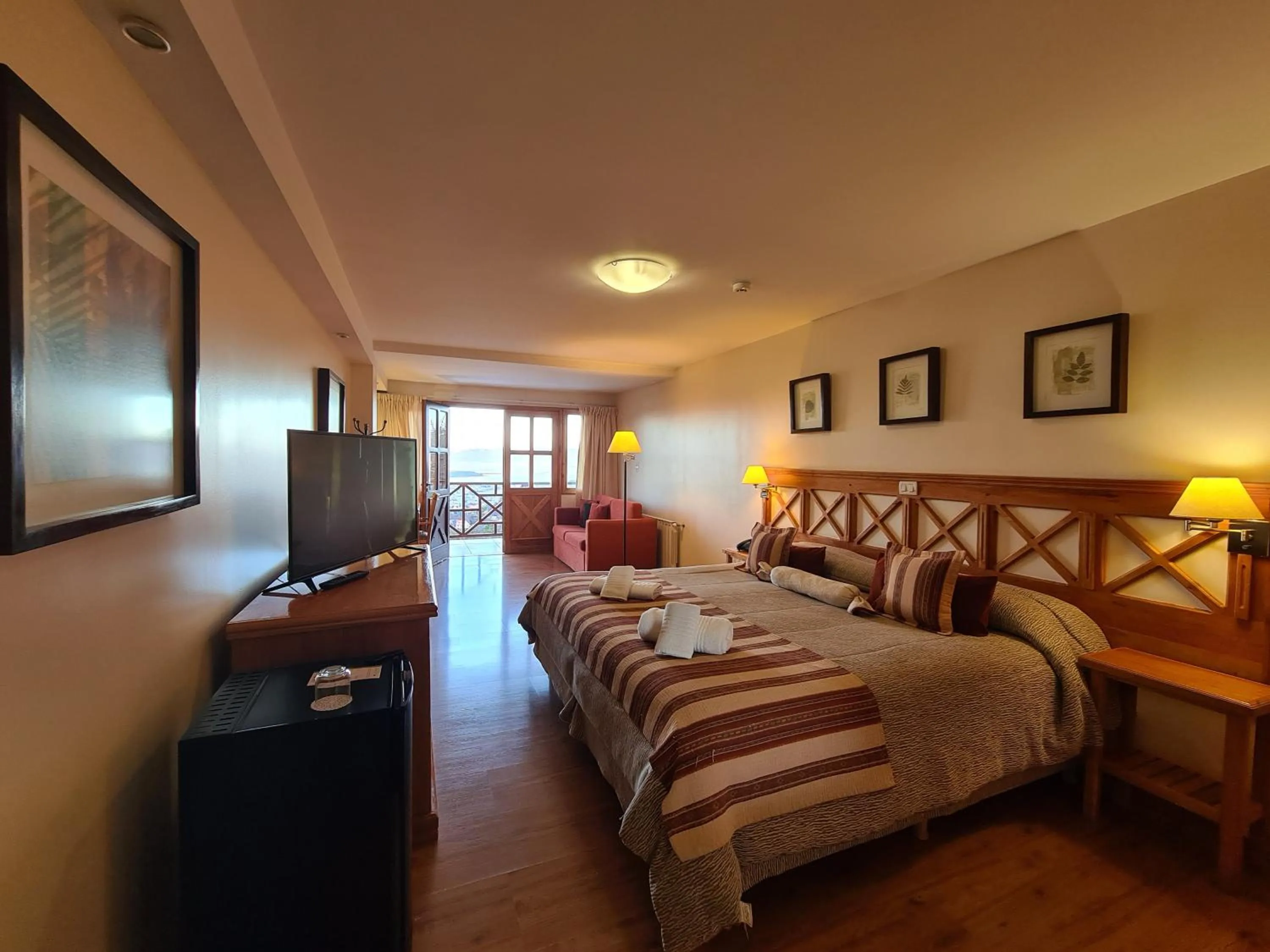 Balcony/Terrace, Bed in Altos Ushuaia Hotel & Resto