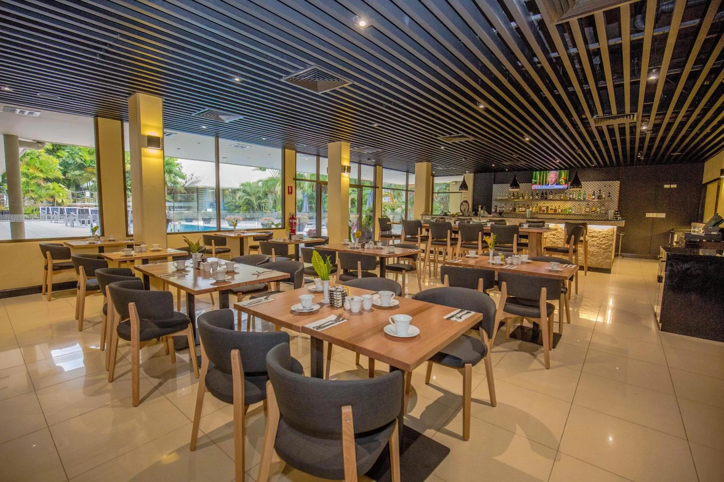 Restaurant/places to eat in Gateway Hotel