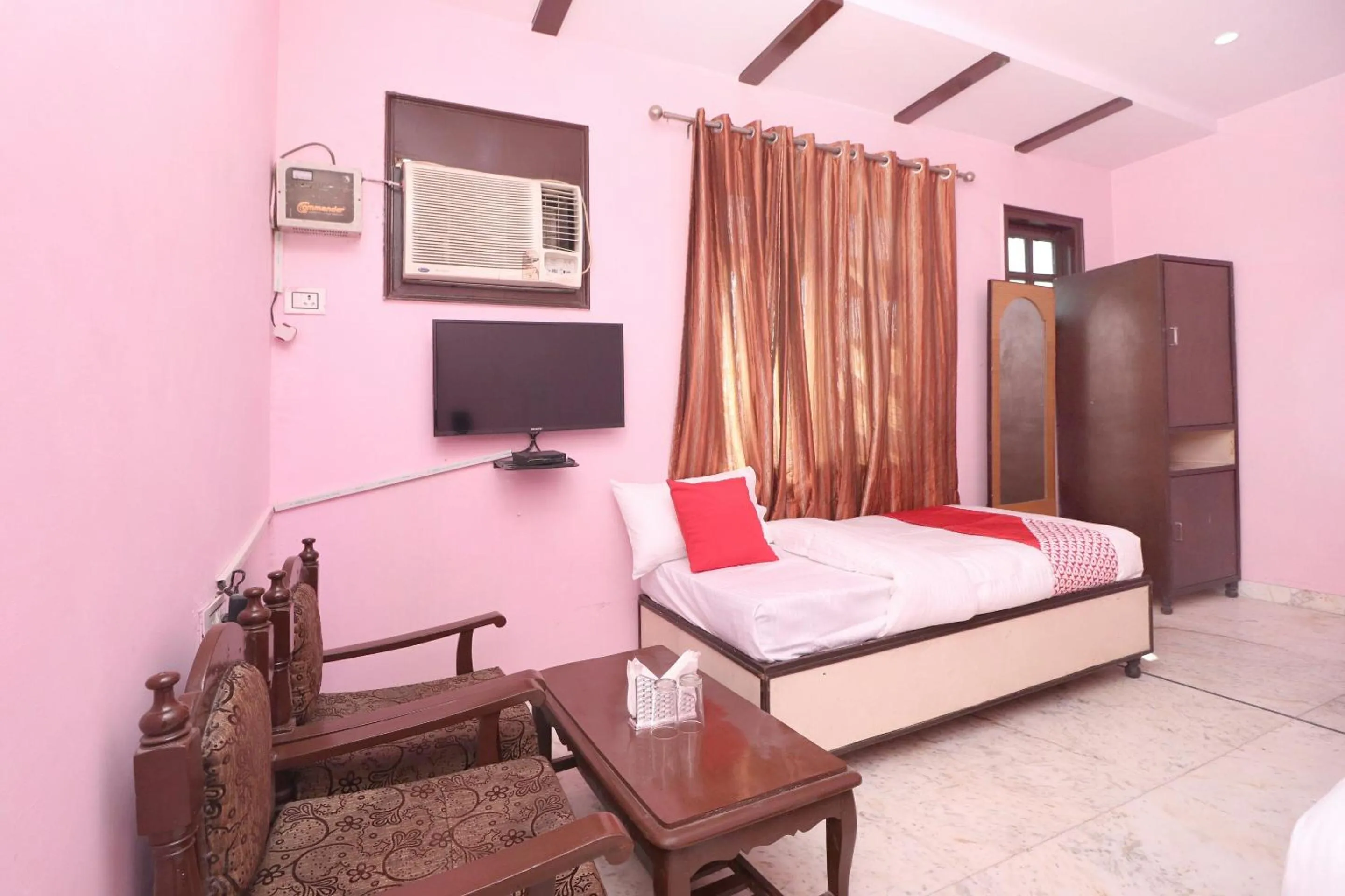 Bedroom, Bed in OYO Hotel Kailash Regency