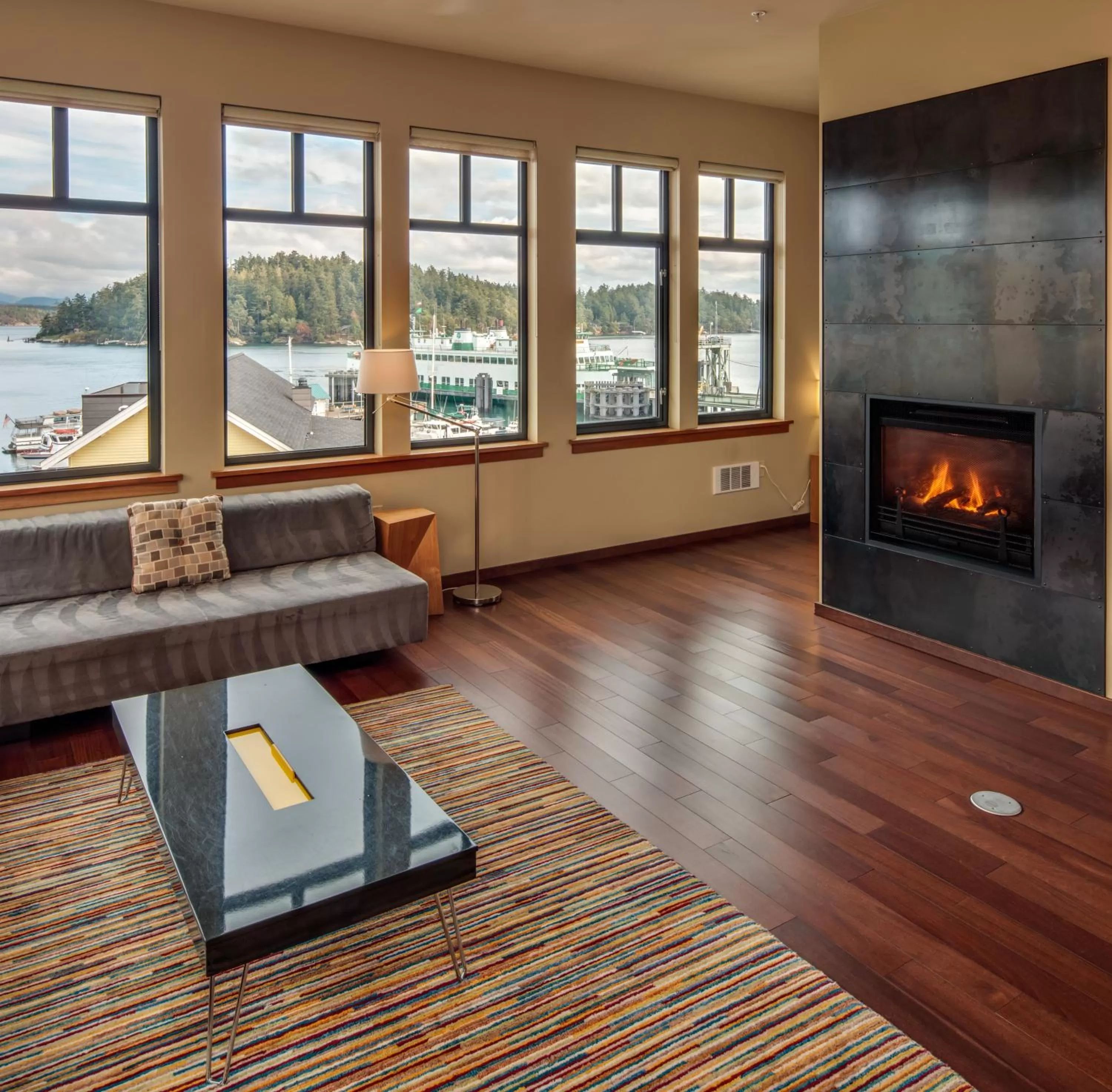 Living room, Seating Area in Island Inn at 123 West