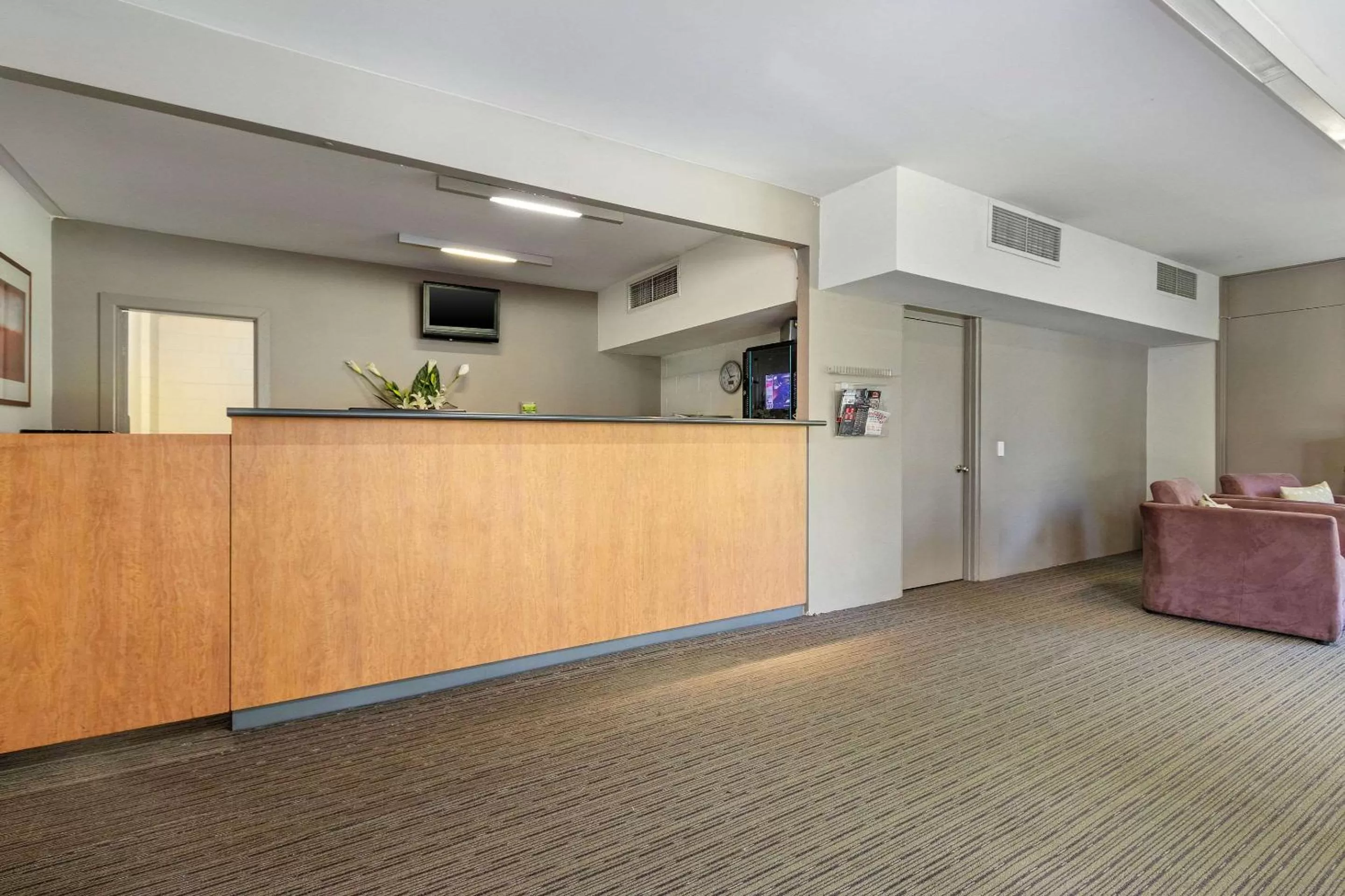 Lobby or reception in Knox International Hotel and Apartments