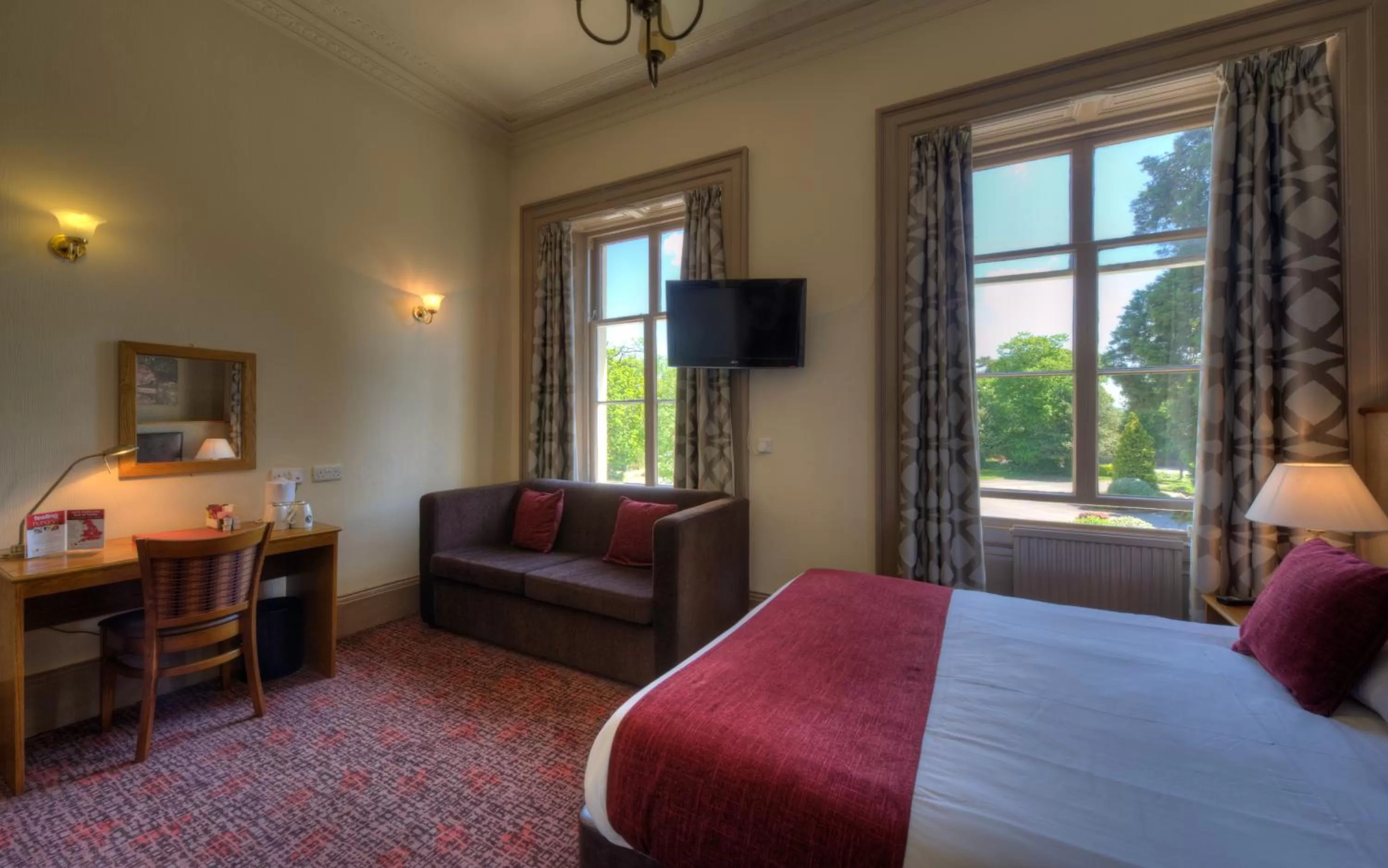 Photo of the whole room, Bed in The Elms Hotel