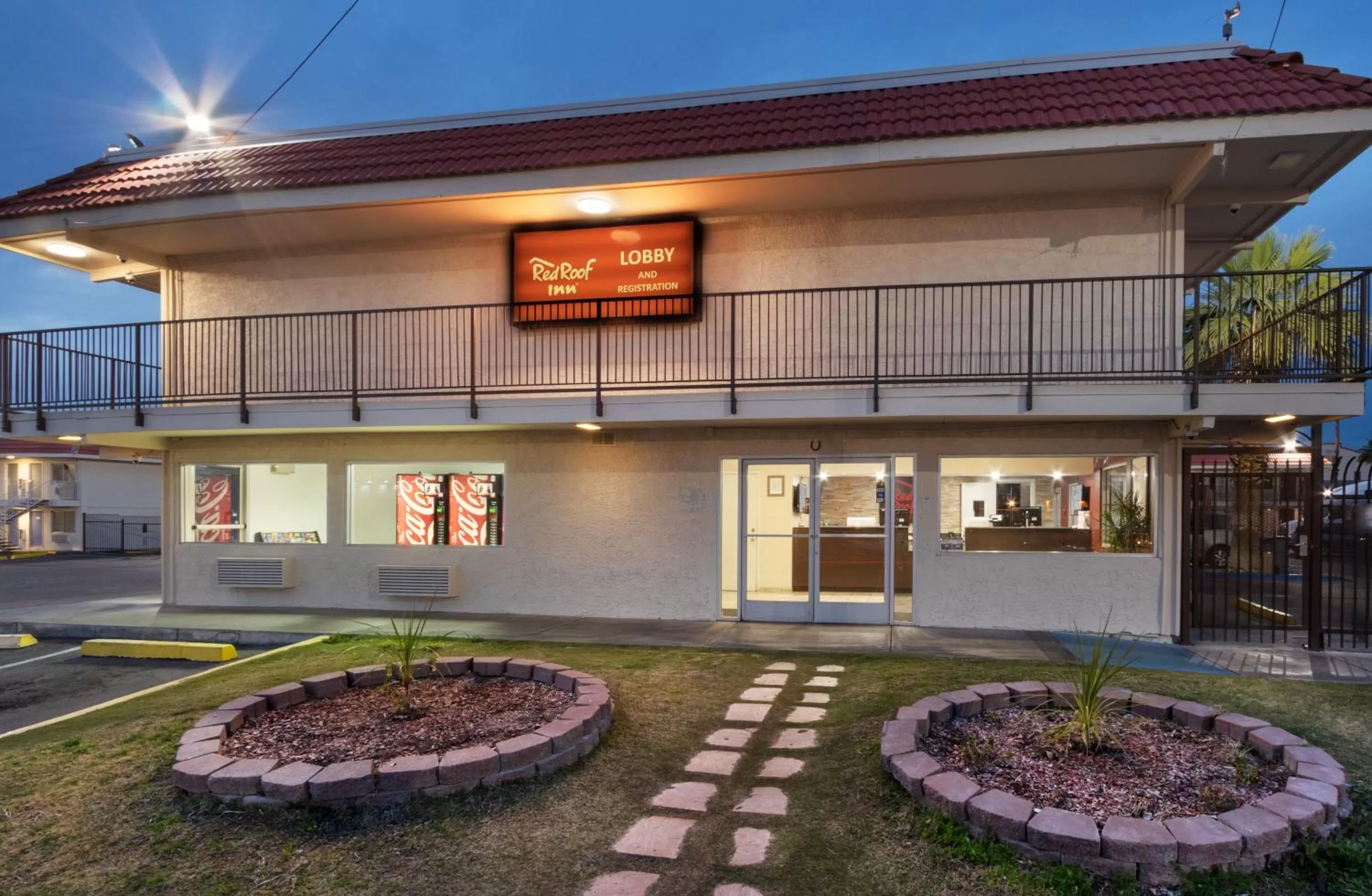 Property building in Red Roof Inn Phoenix- Midtown