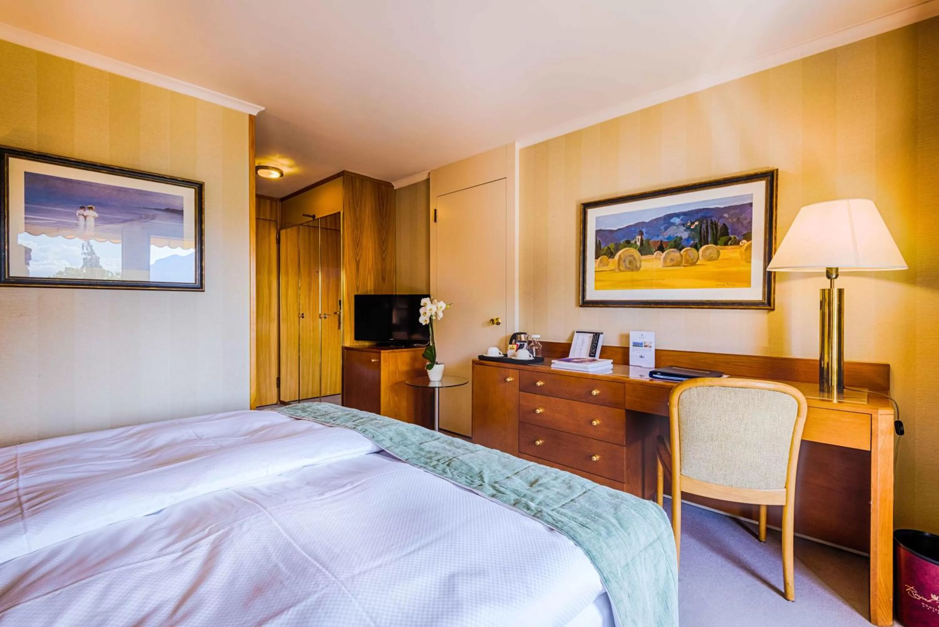 Bed in Royal Plaza Montreux