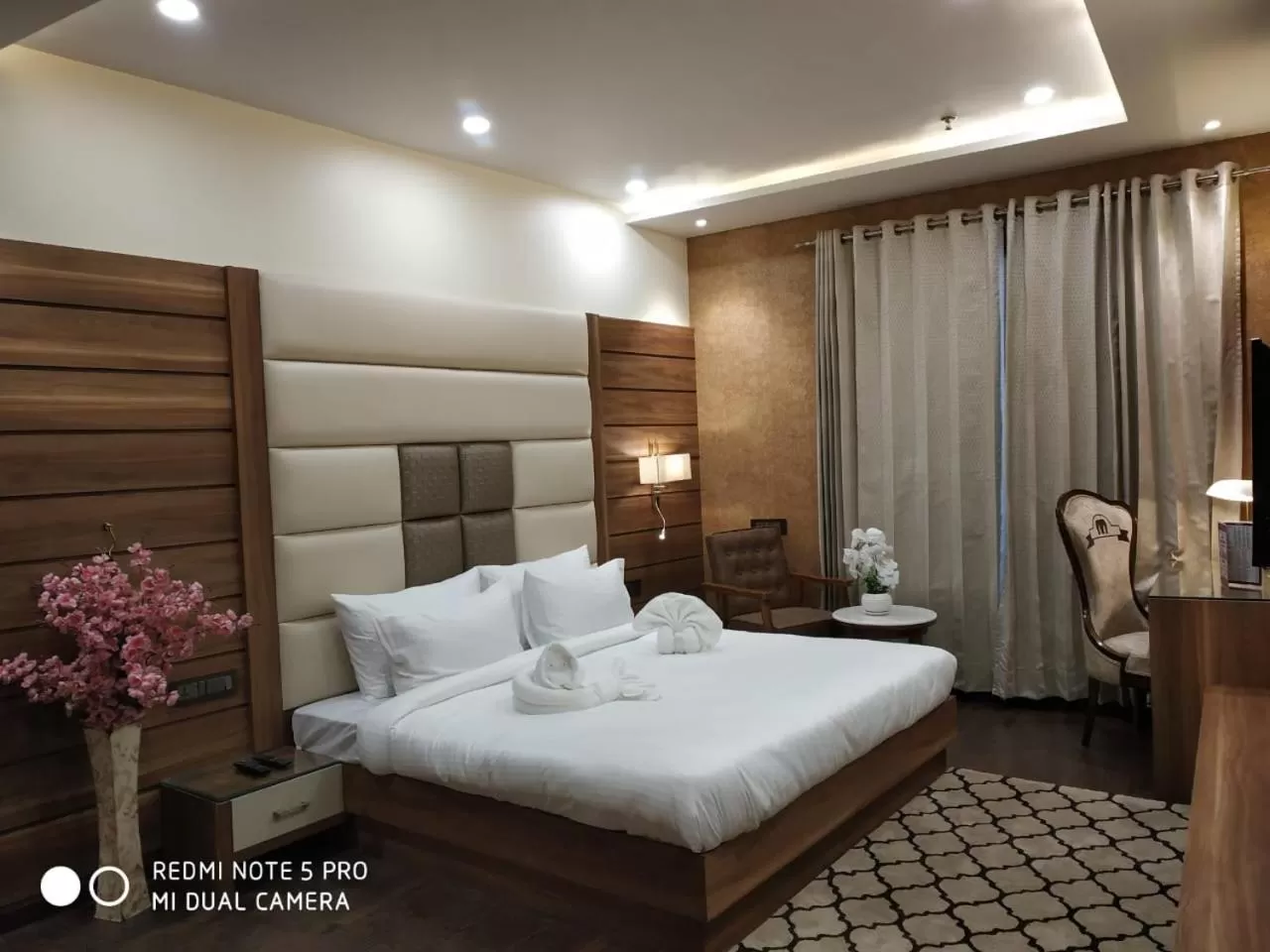 Bed in Hotel Makhan Residency