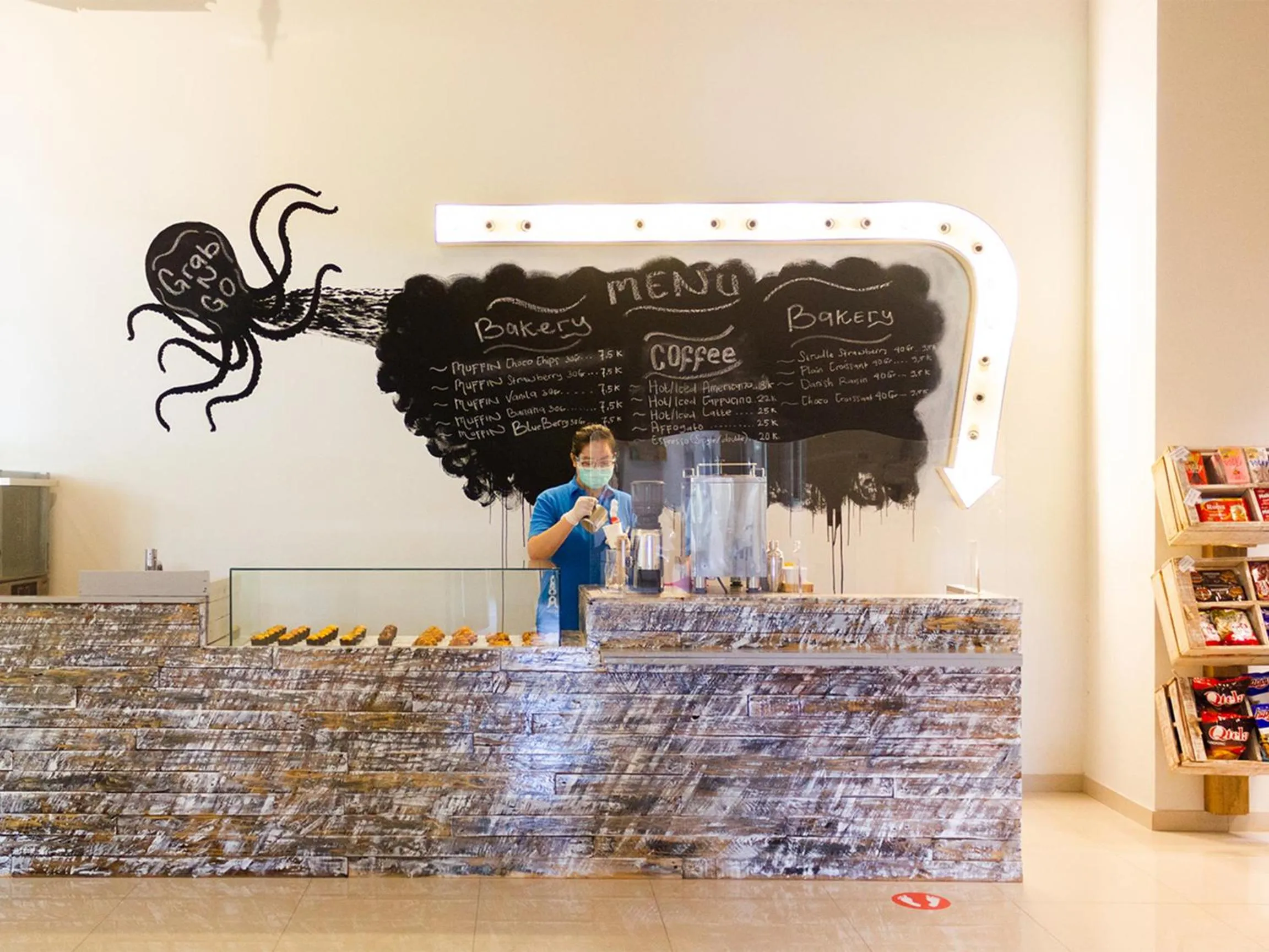 Lobby or reception in POP! Hotel Kelapa Gading