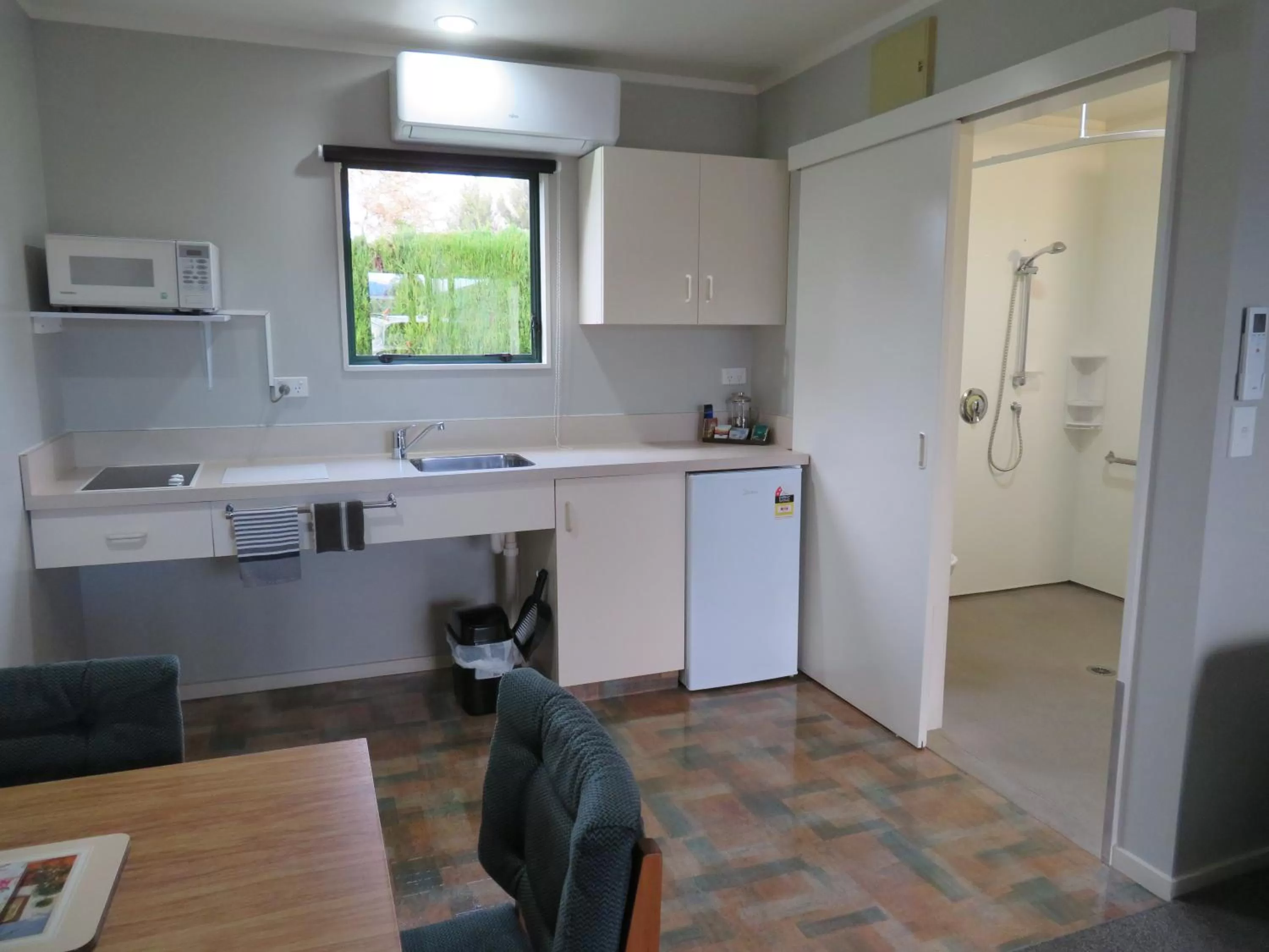 Kitchen or kitchenette in Commodore Court Motel