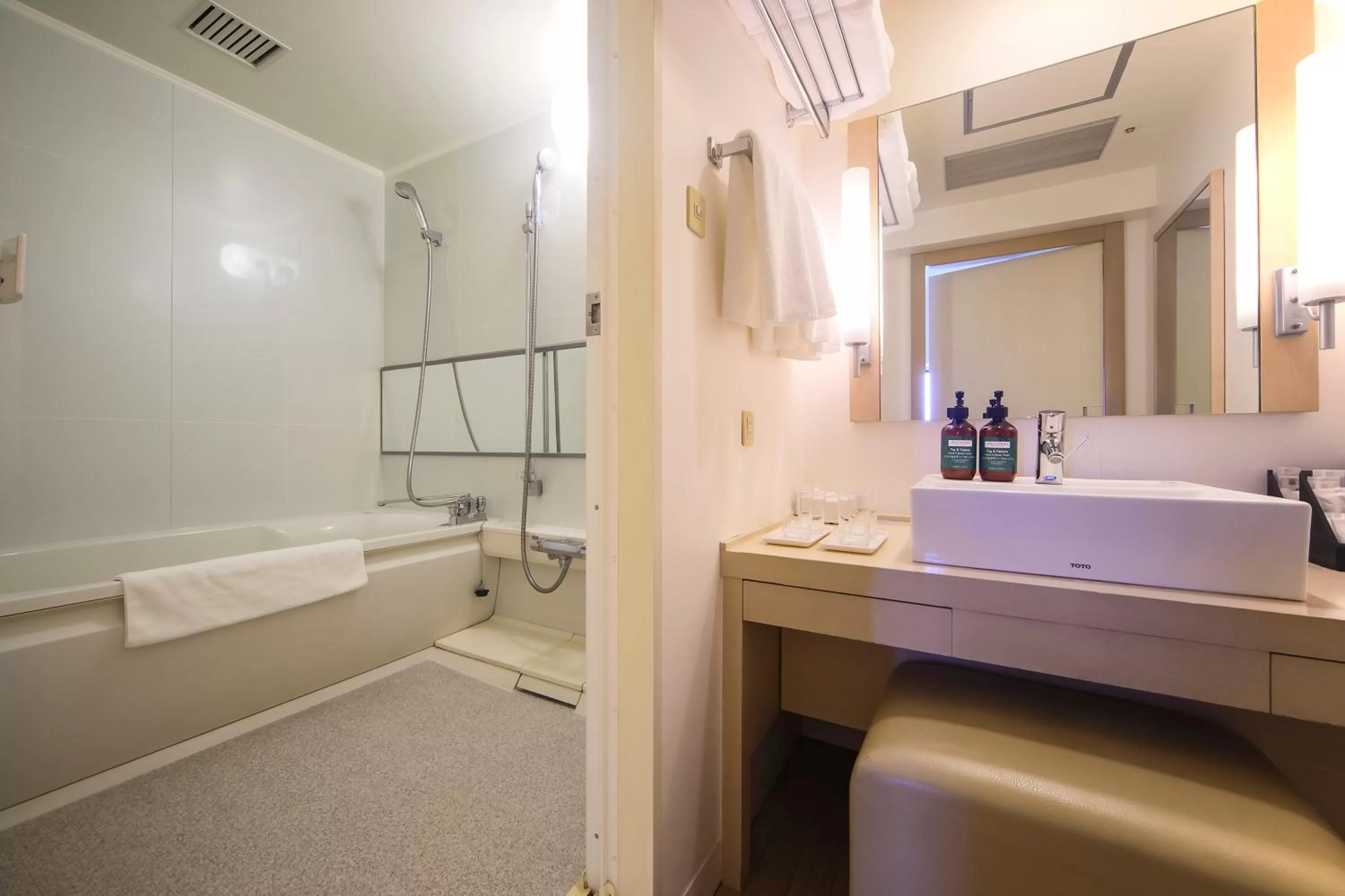 Shower in ANA Crowne Plaza Kobe by IHG
