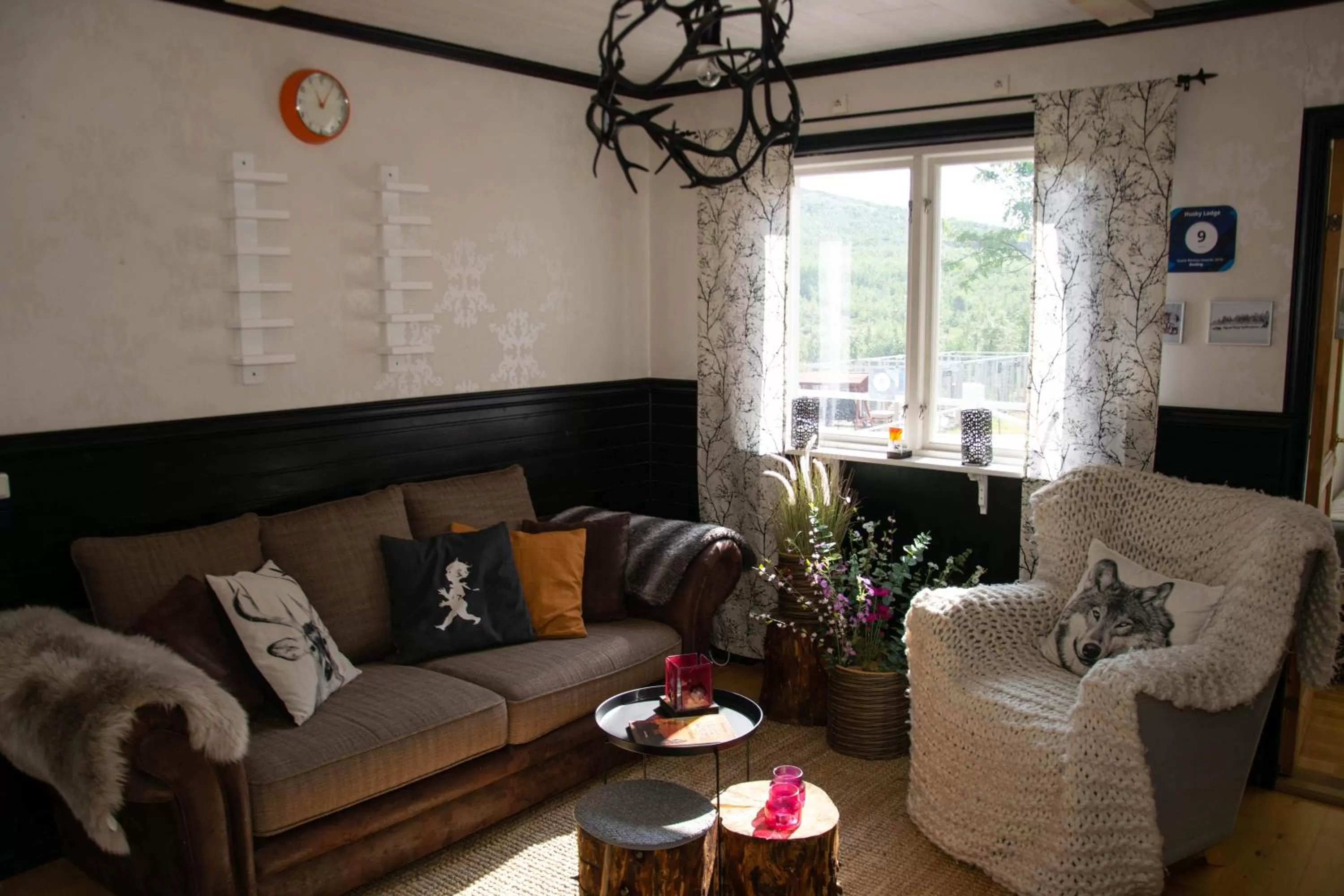 Living room in Husky Lodge Hostel