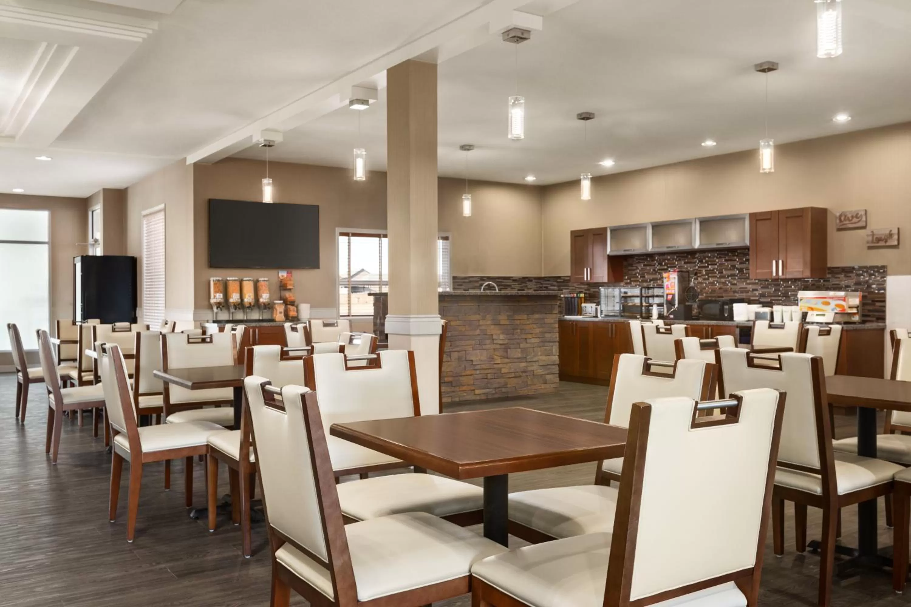 Food and drinks in Days Inn & Suites by Wyndham Brooks