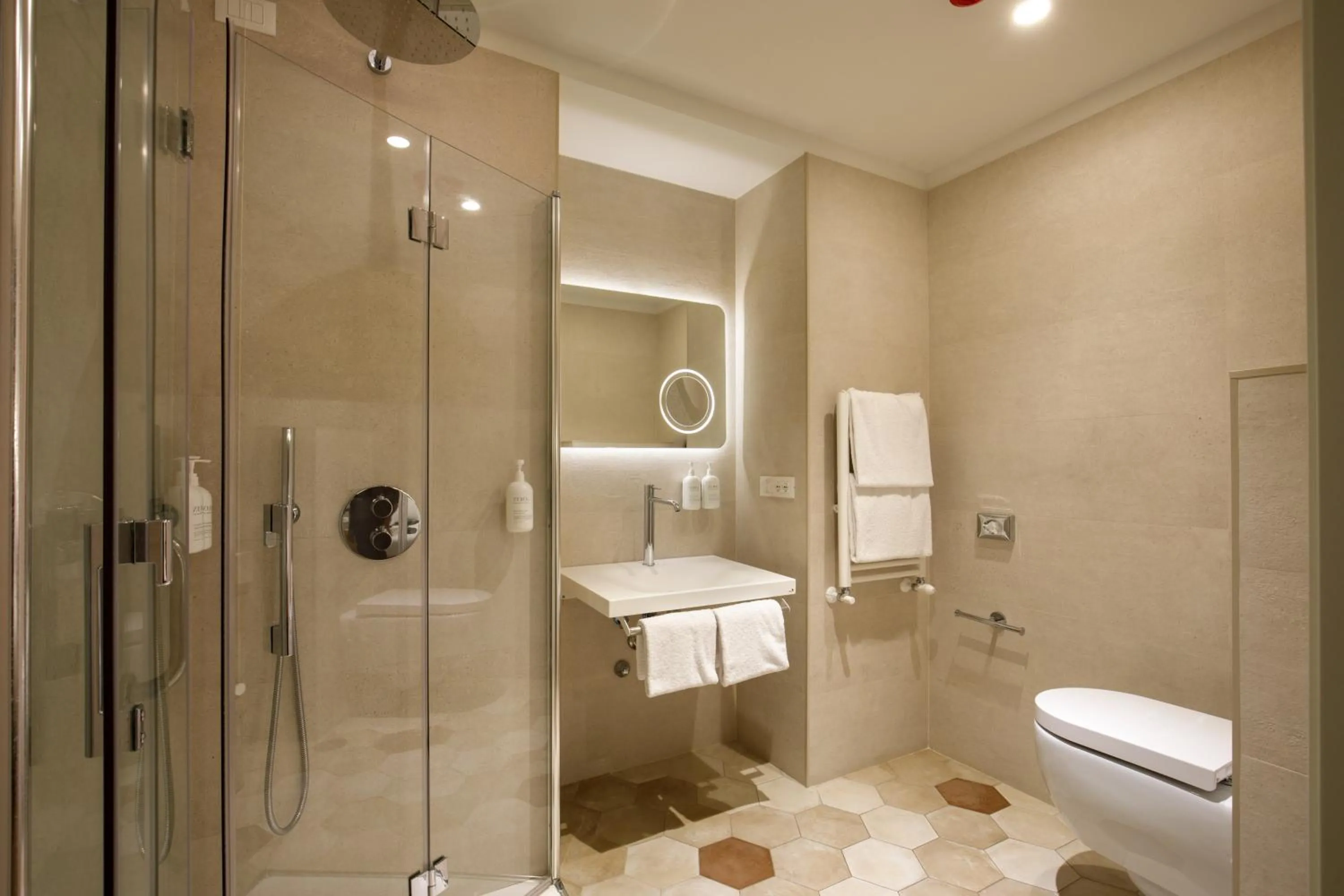 Bathroom in Cosmopolita Hotel Rome, Tapestry Collection by Hilton