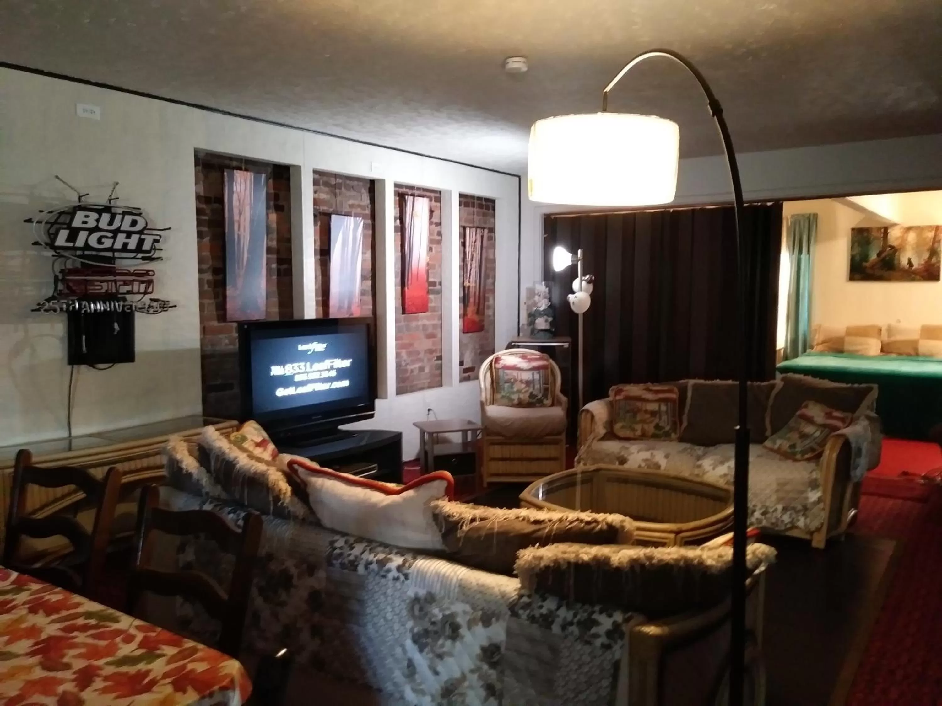 Living room in Rest Stop 6 Inn