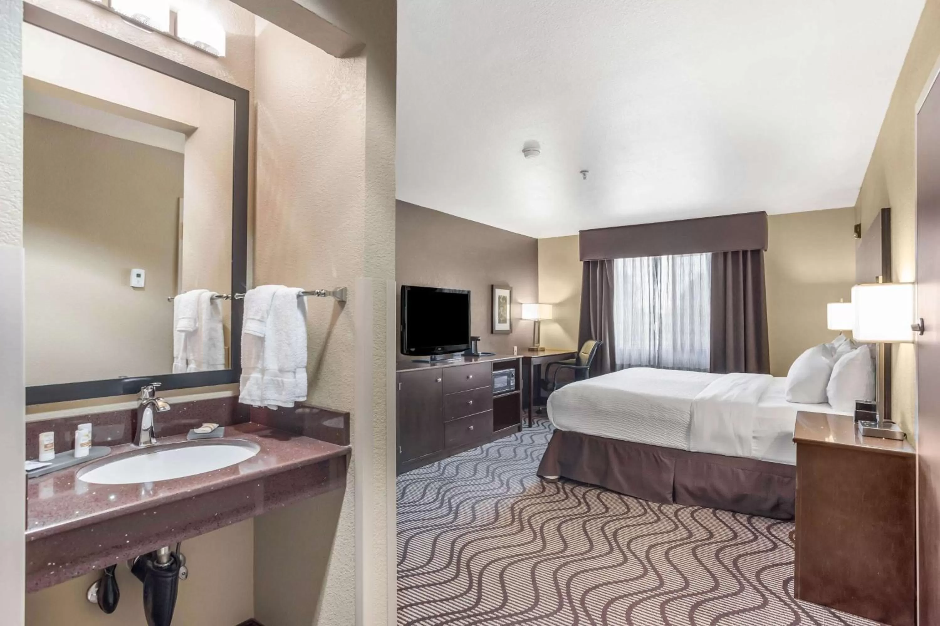 Photo of the whole room, Bed in La Quinta by Wyndham Meridian / Boise West