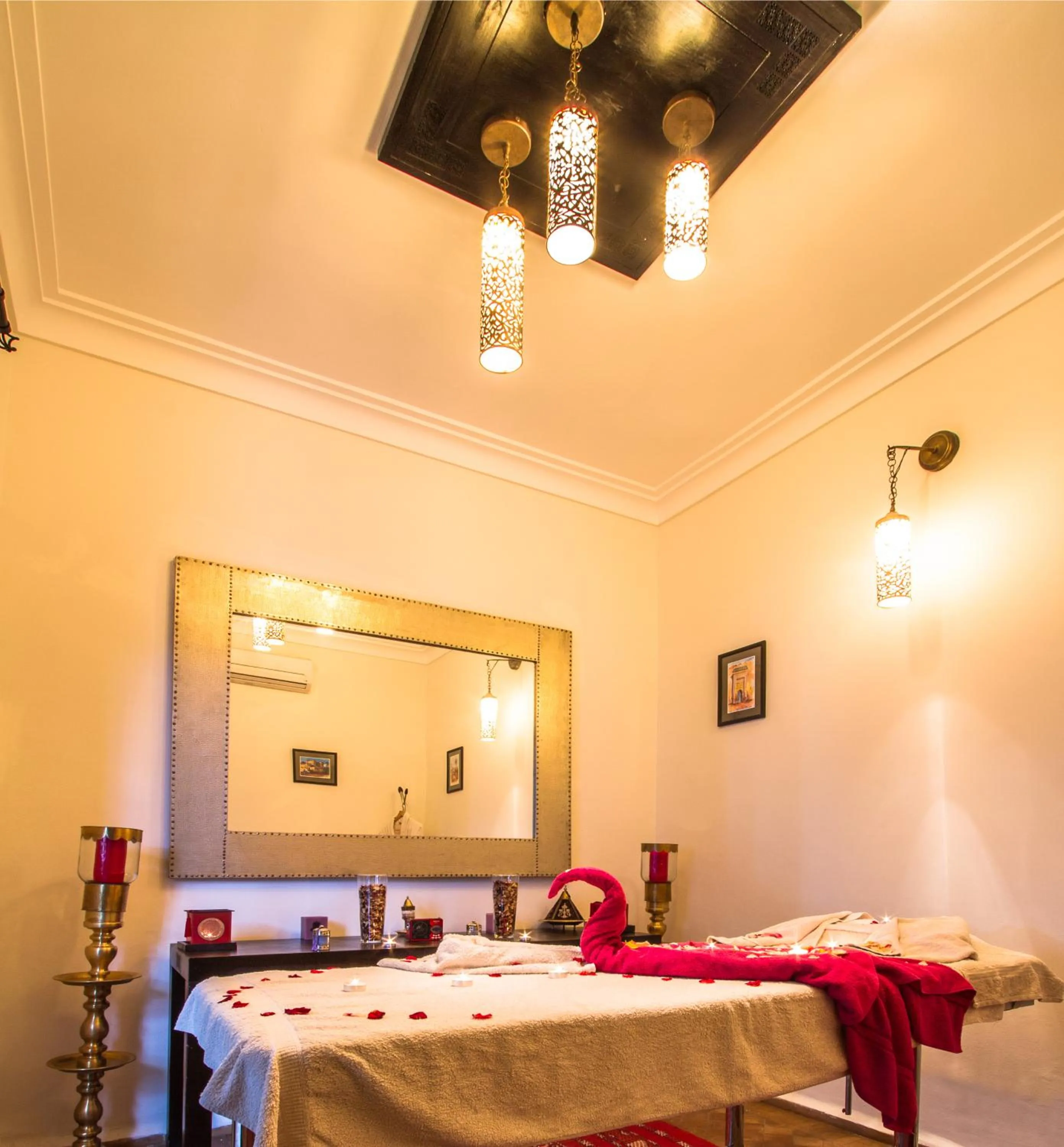 Massage, Bed in Ryad Amiran & Spa