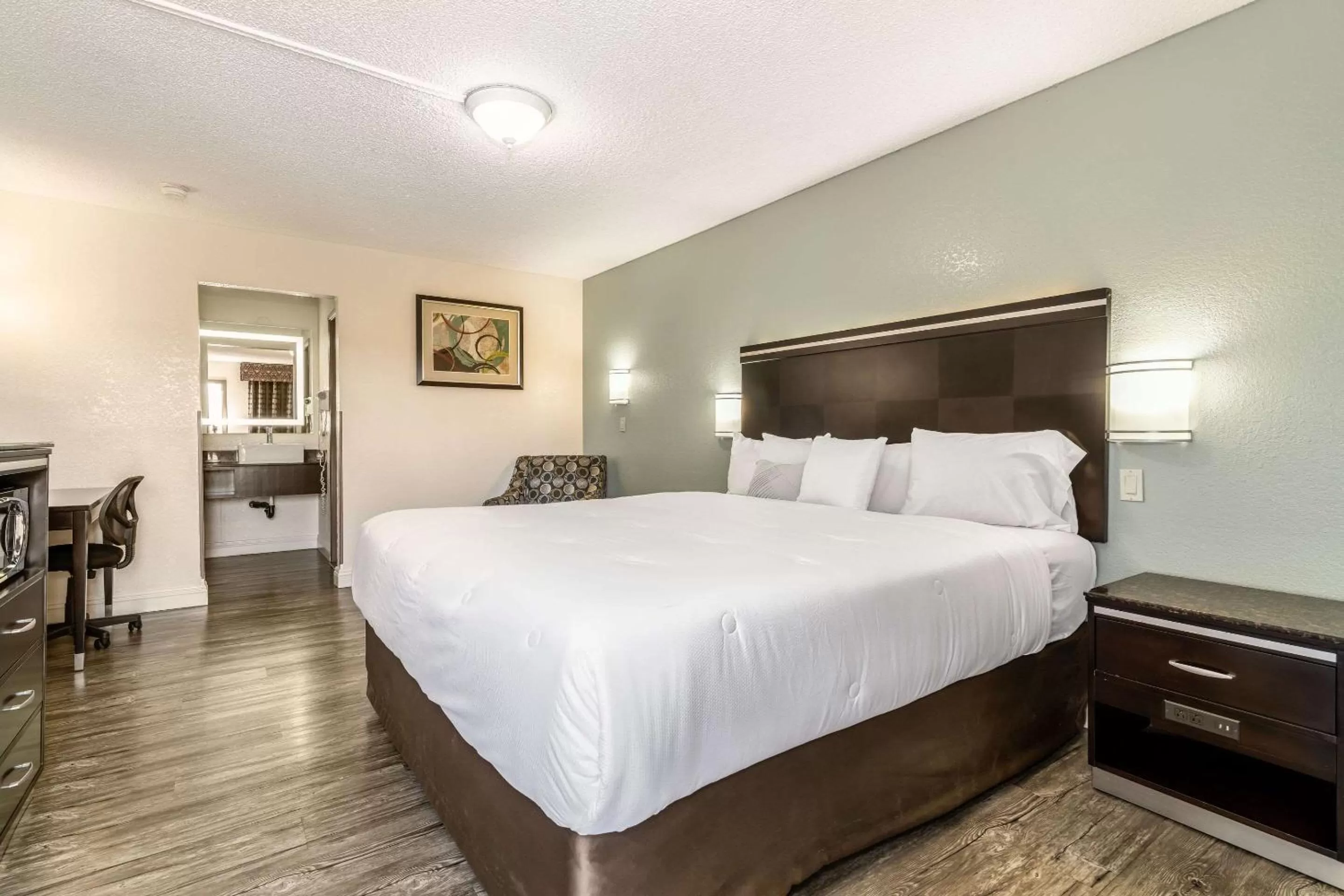 Photo of the whole room, Bed in Rodeway Inn On Historic Route 66