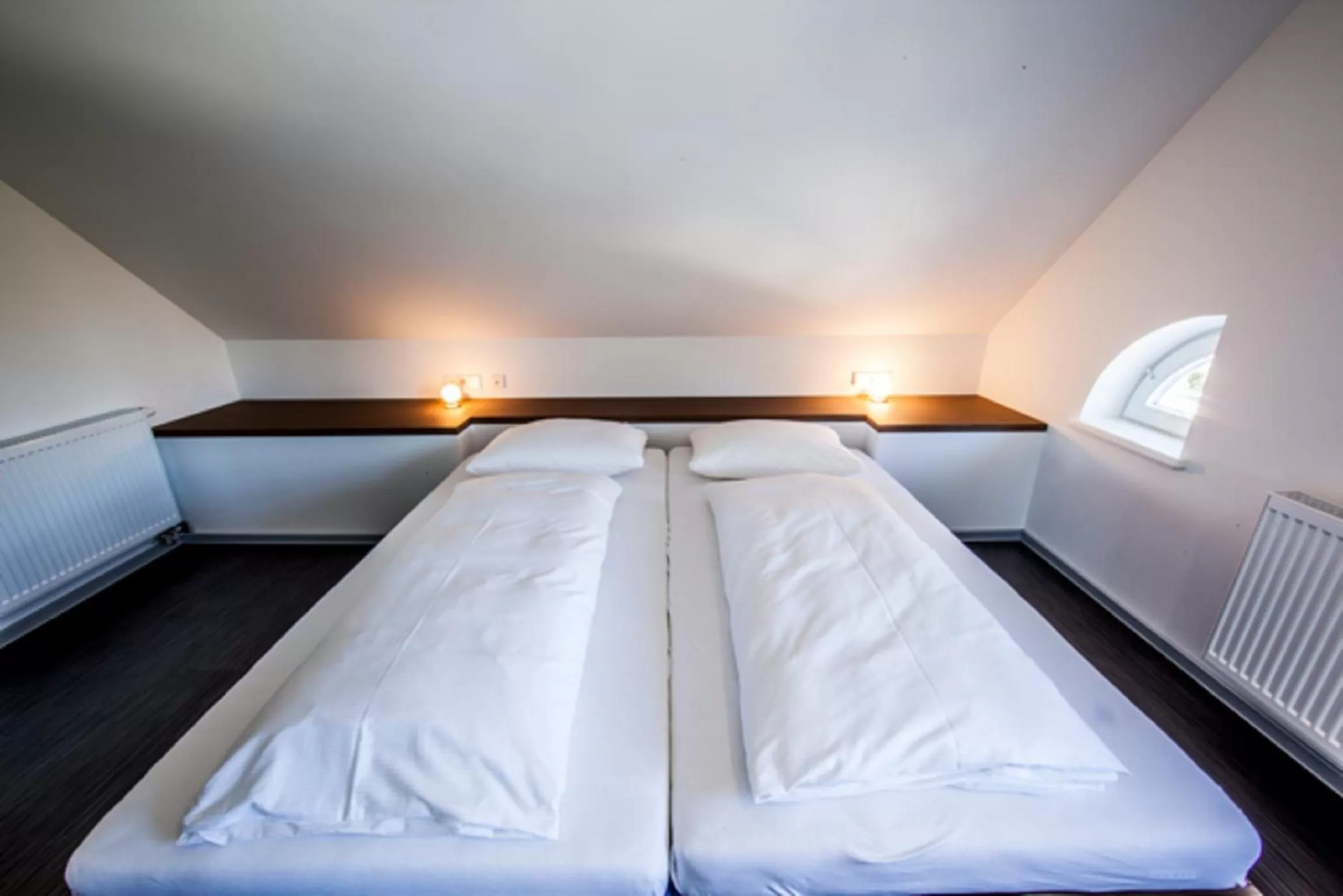 Bedroom, Bed in Achtender