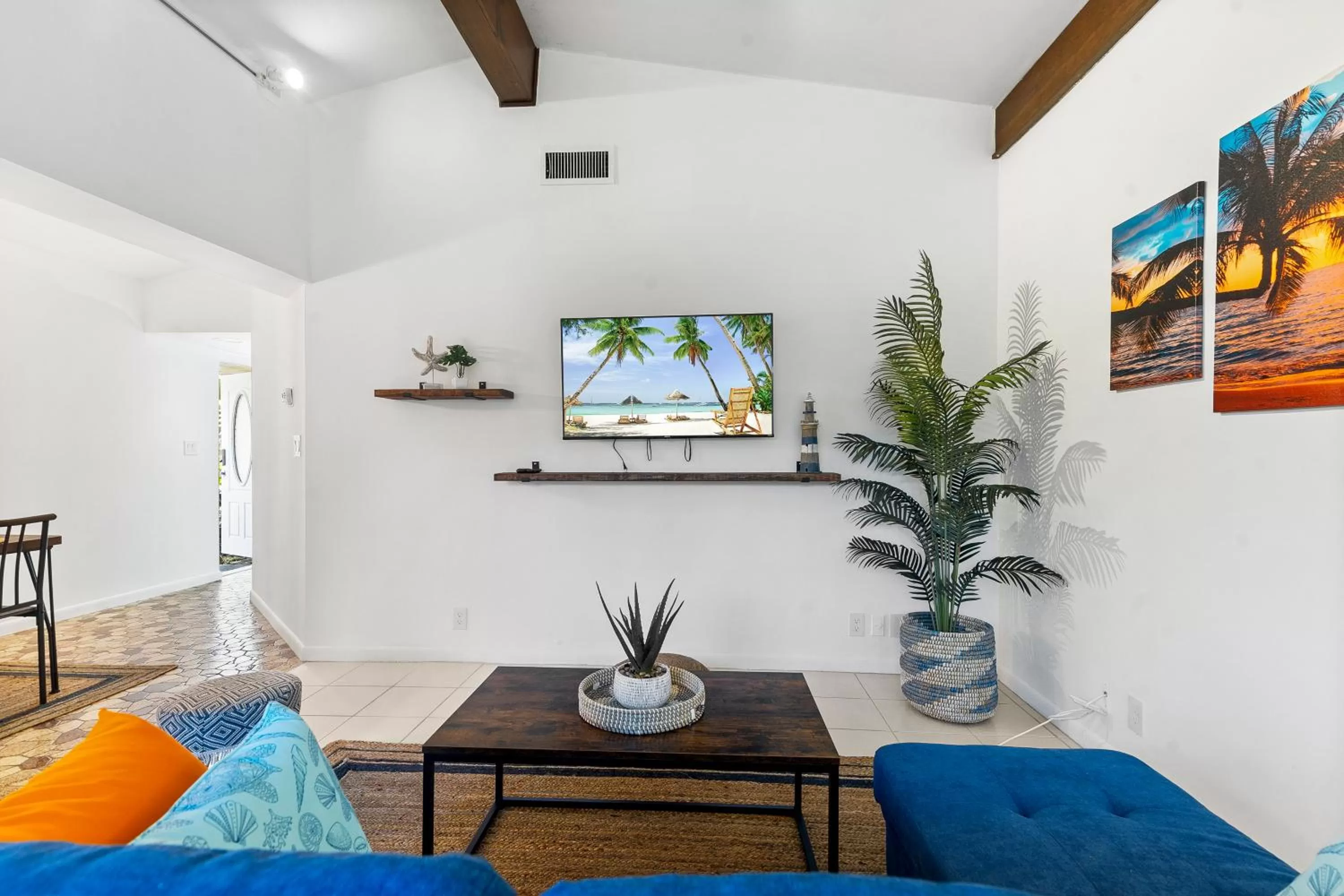 TV and multimedia in CocoBay 2BR Condos Near Beach, Galleria Mall, Wilton Manors, Cruise Port