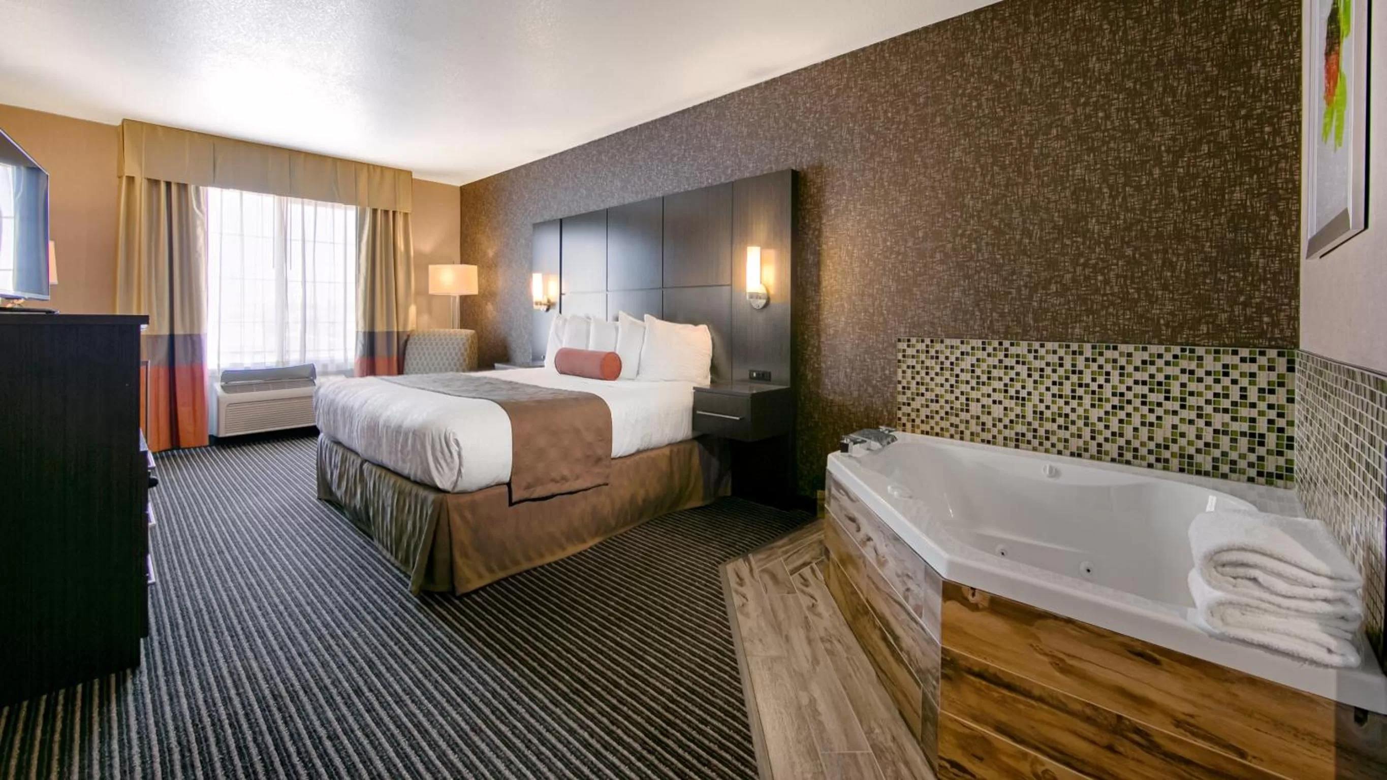 Hot Tub, Bed in Best Western Plus Rama Inn & Suites