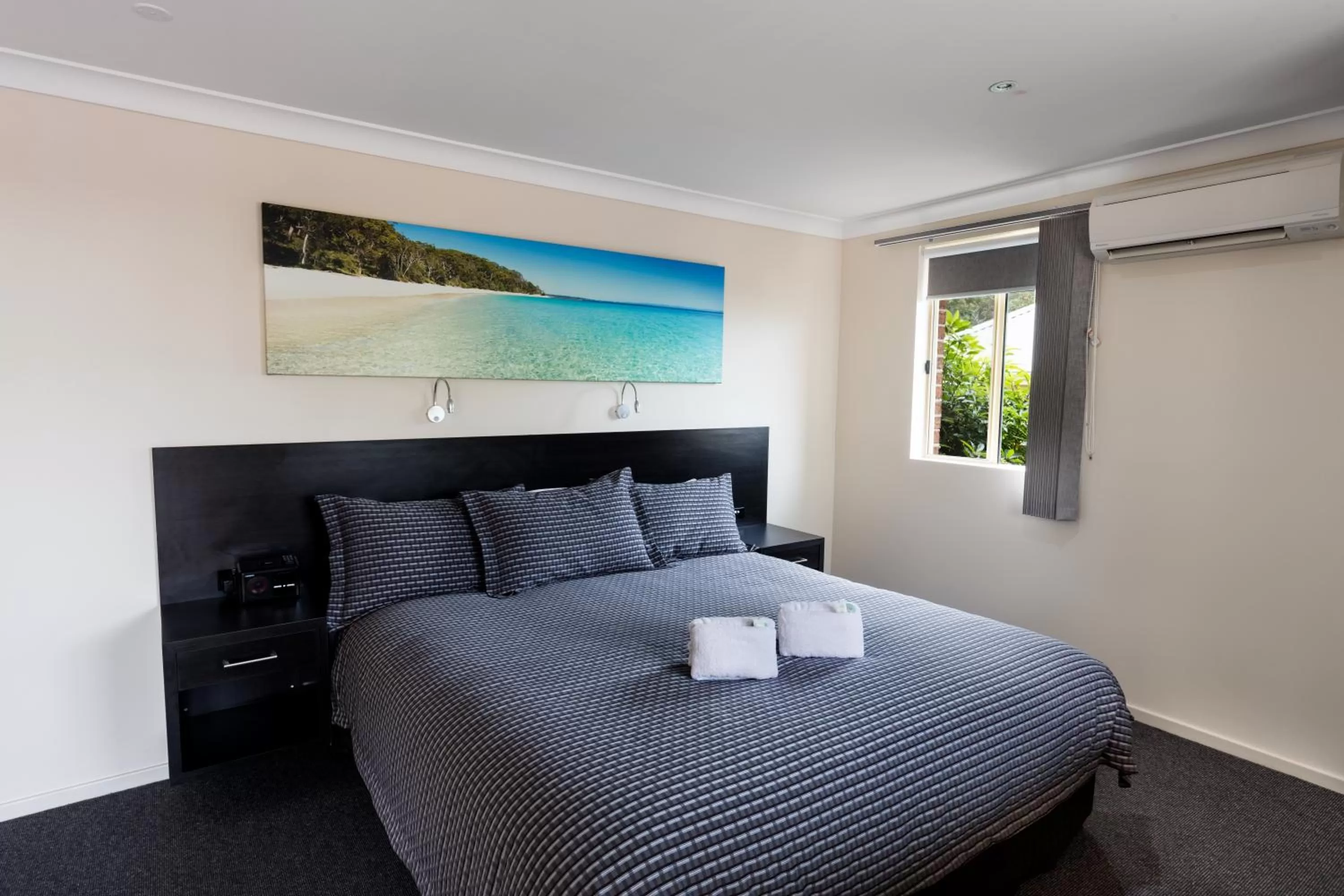Bedroom, Bed in Dolphin Shores