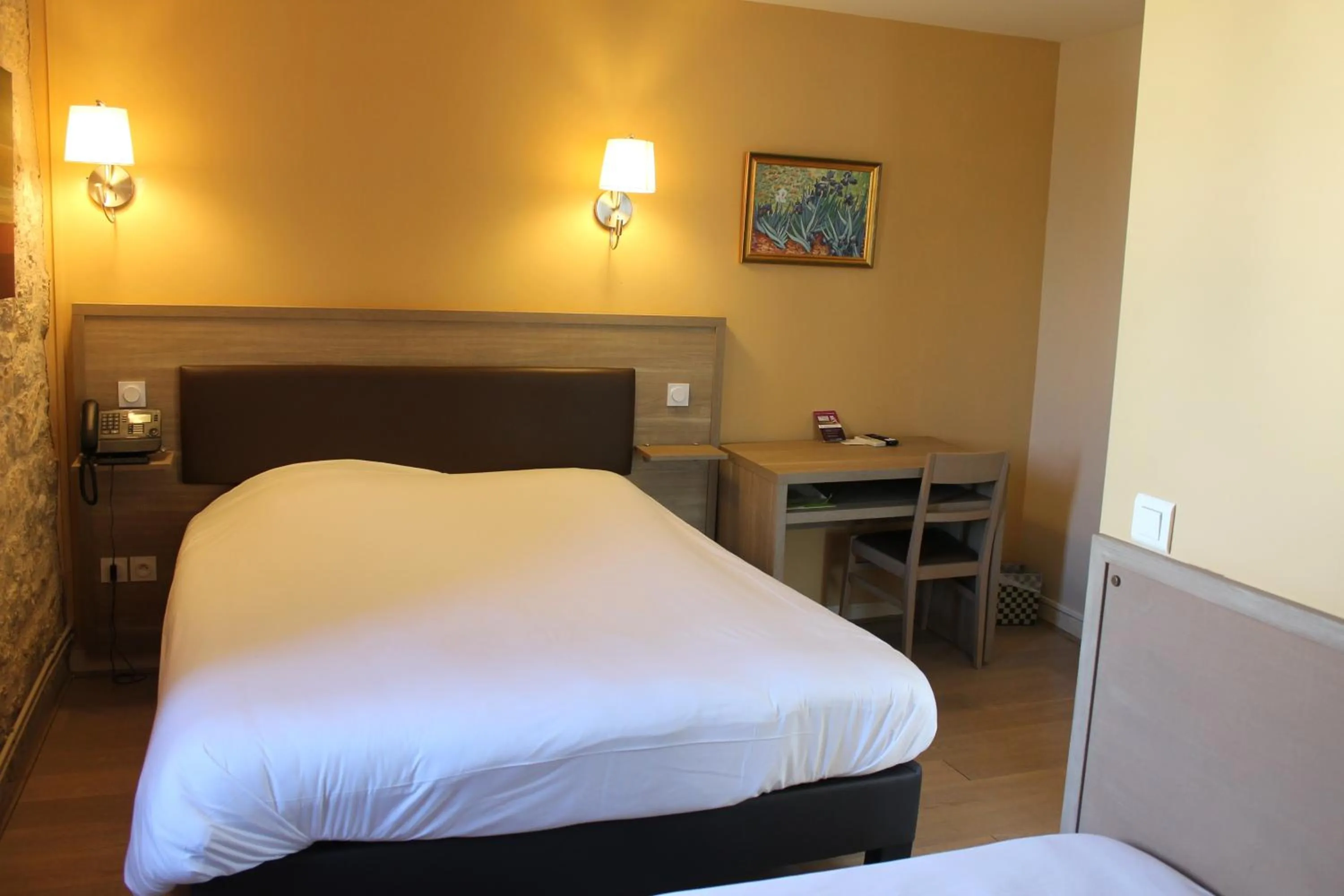 Bed in Logis Hotels- Auberge de la Tour - Hôtel et restaurant