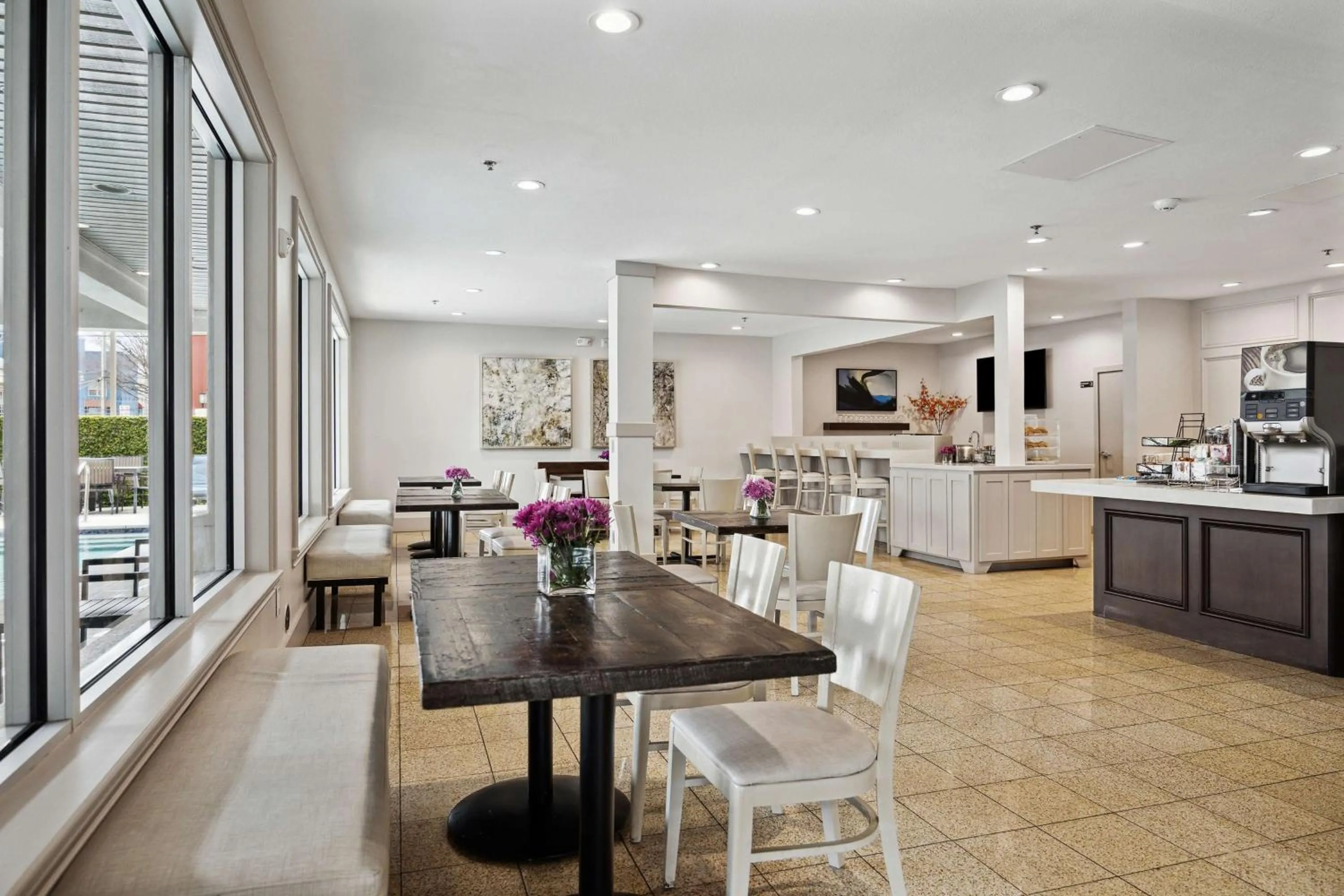 Breakfast in Best Western Plus Downtown Inn & Suites