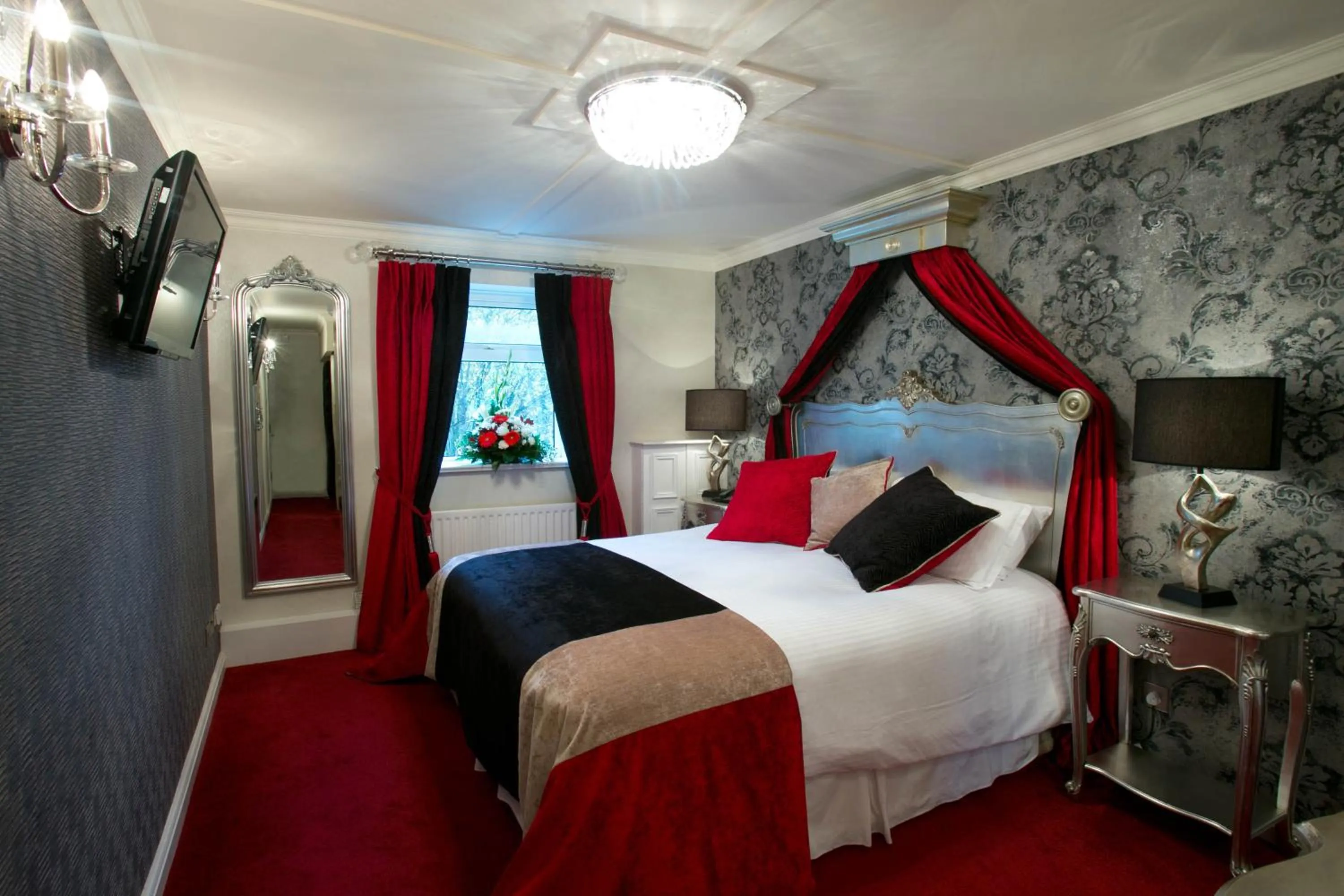 Photo of the whole room, Bed in Greenvale Hotel