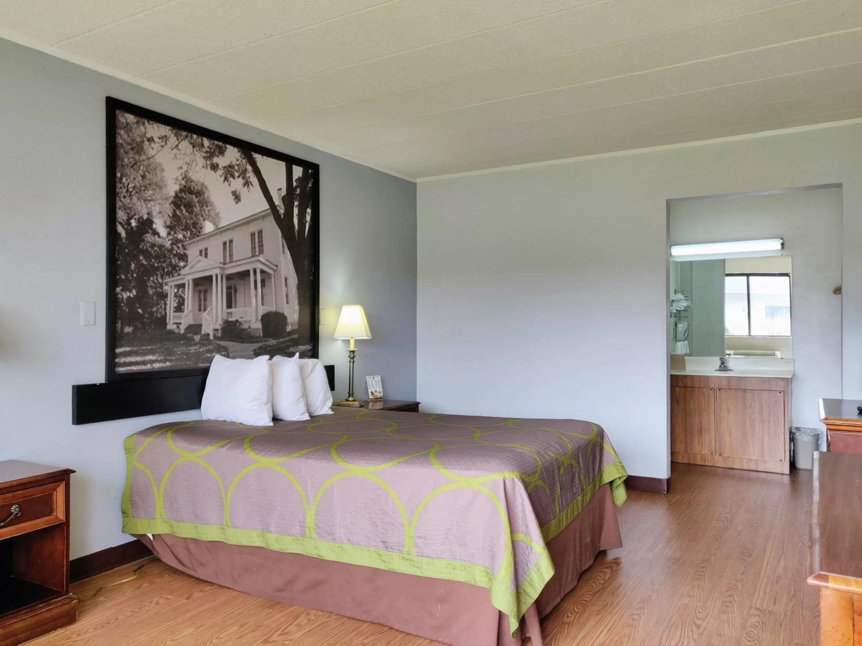 Bed in Sprucewood Inn